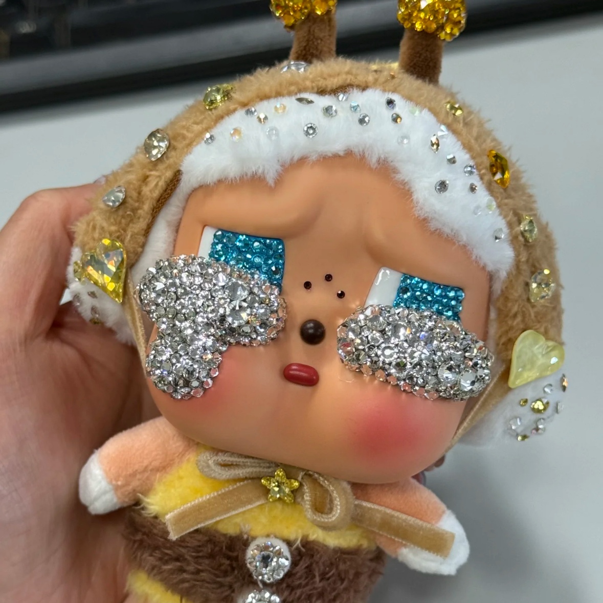 Pop Mart Crybaby Crying Again Series Plush Keyring I'll Bring You A Flower (Opened Case) 착용 스타일