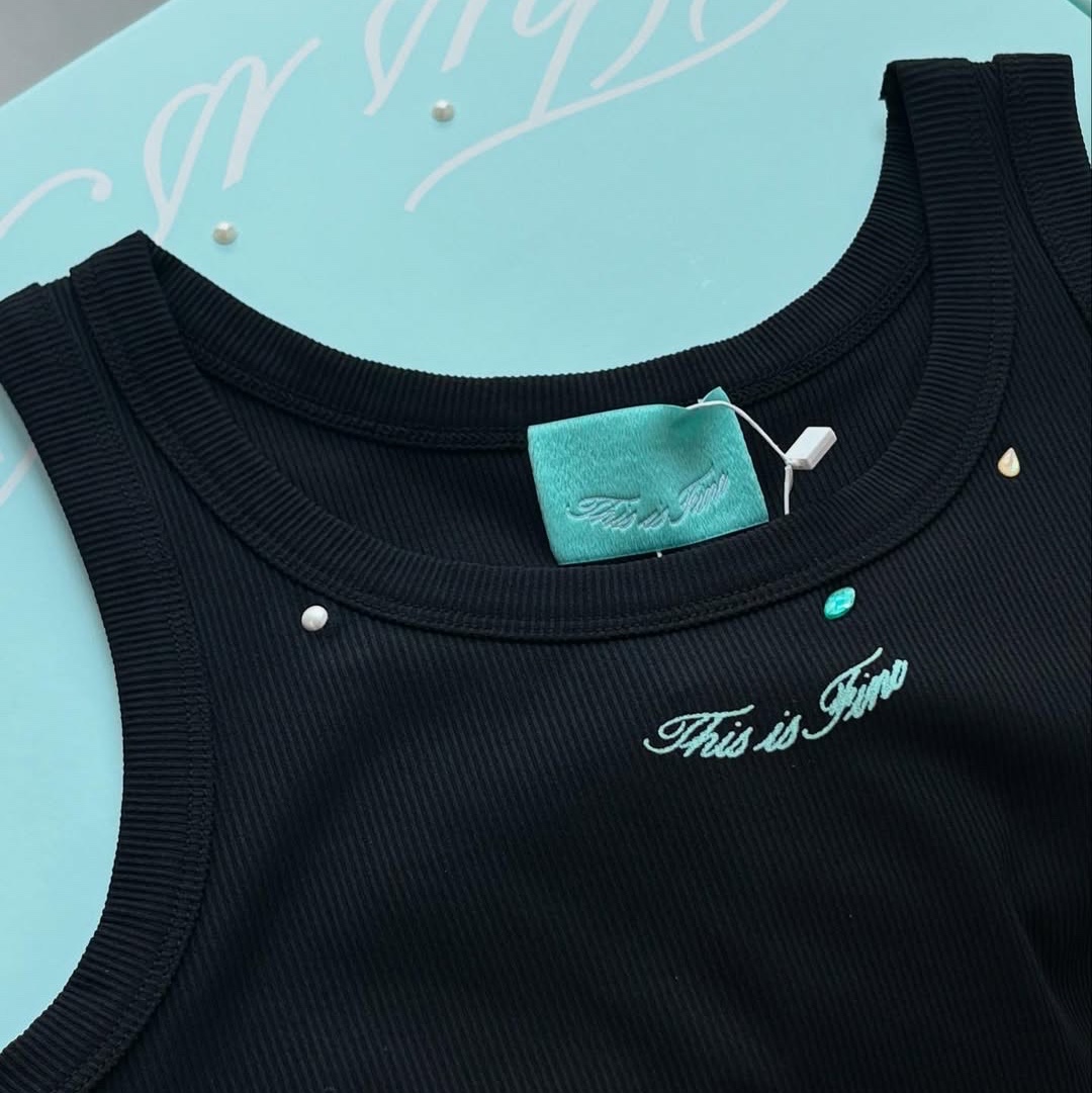 THIS IS FINE Ribbed Sleeveless Top Black, THIS IS FINE Signature Ball Cap Black 착용 스타일 - 4