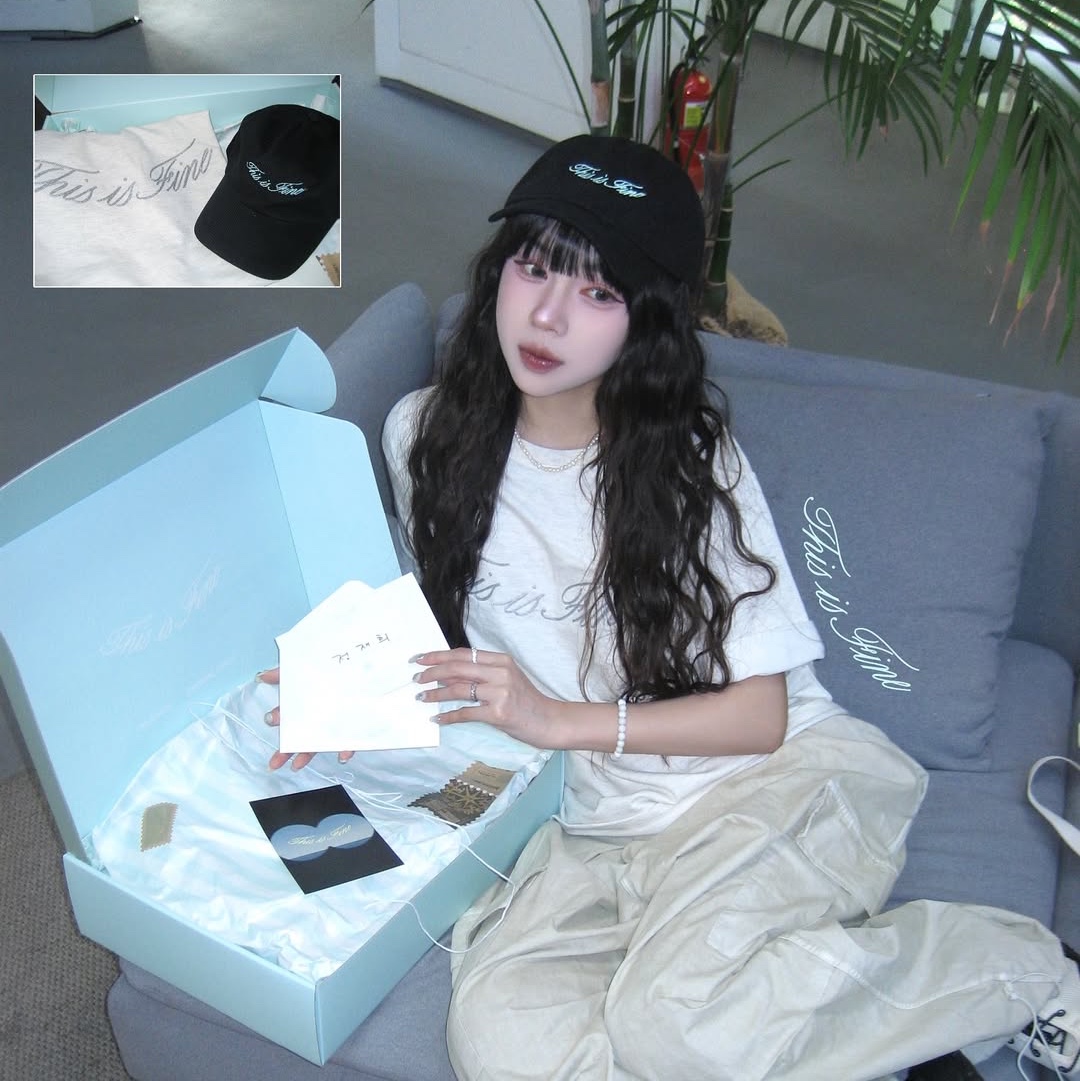 THIS IS FINE Oversized Signature Tee Oat, THIS IS FINE Signature Ball Cap Black 착용 스타일 - 1