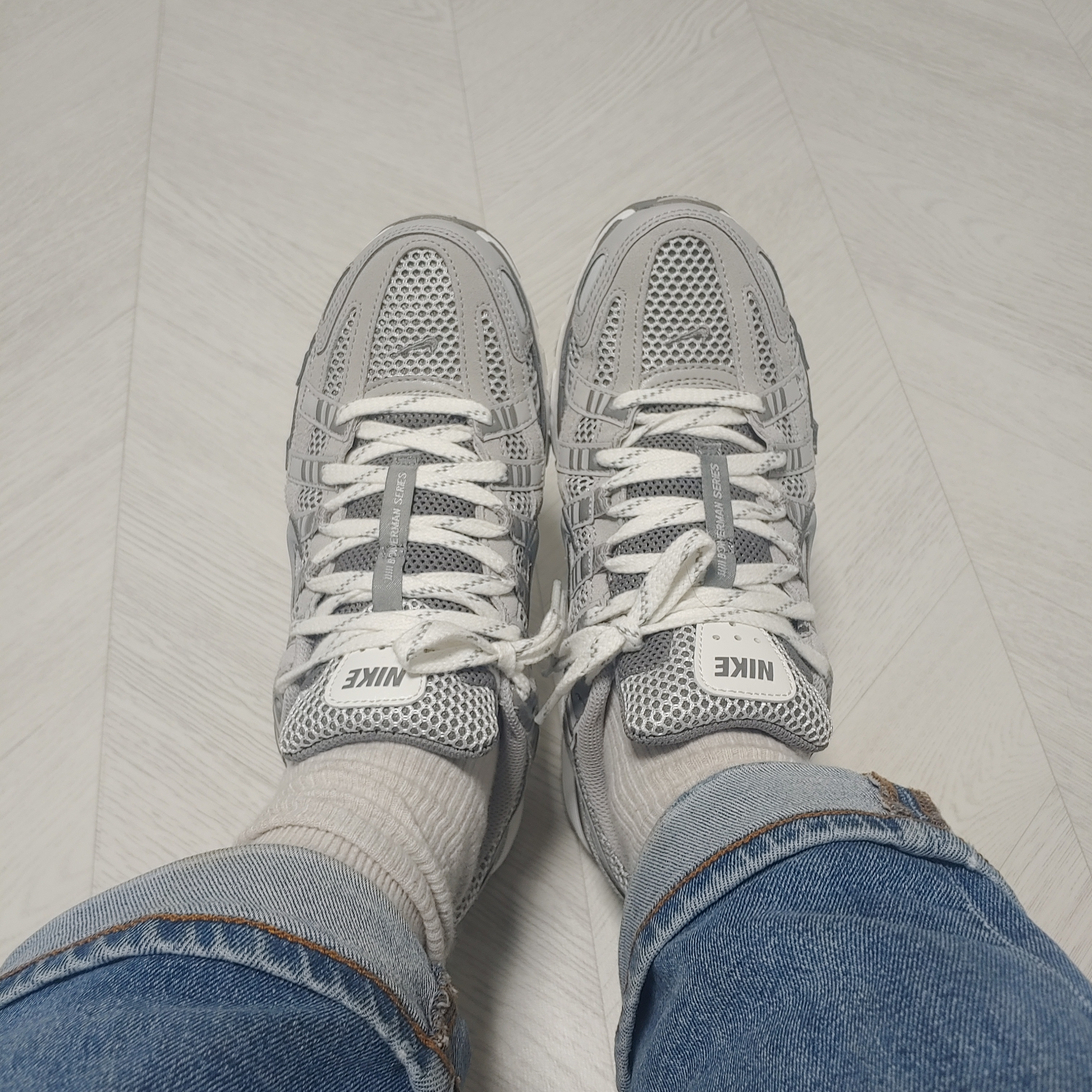 Nike P-6000 PRM Light Iron Ore 착용 스타일
