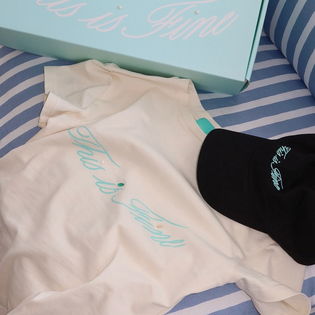 THIS IS FINE Cropped Signature Tee Cream, THIS IS FINE Signature Ball Cap Black 착용 스타일 - 9