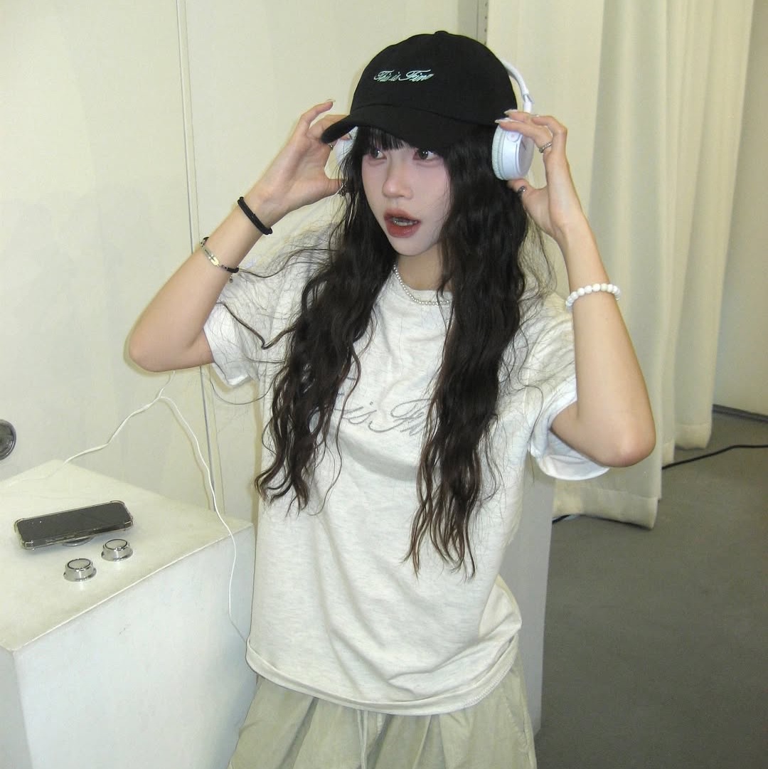 THIS IS FINE Oversized Signature Tee Oat, THIS IS FINE Signature Ball Cap Black 착용 스타일 - 4