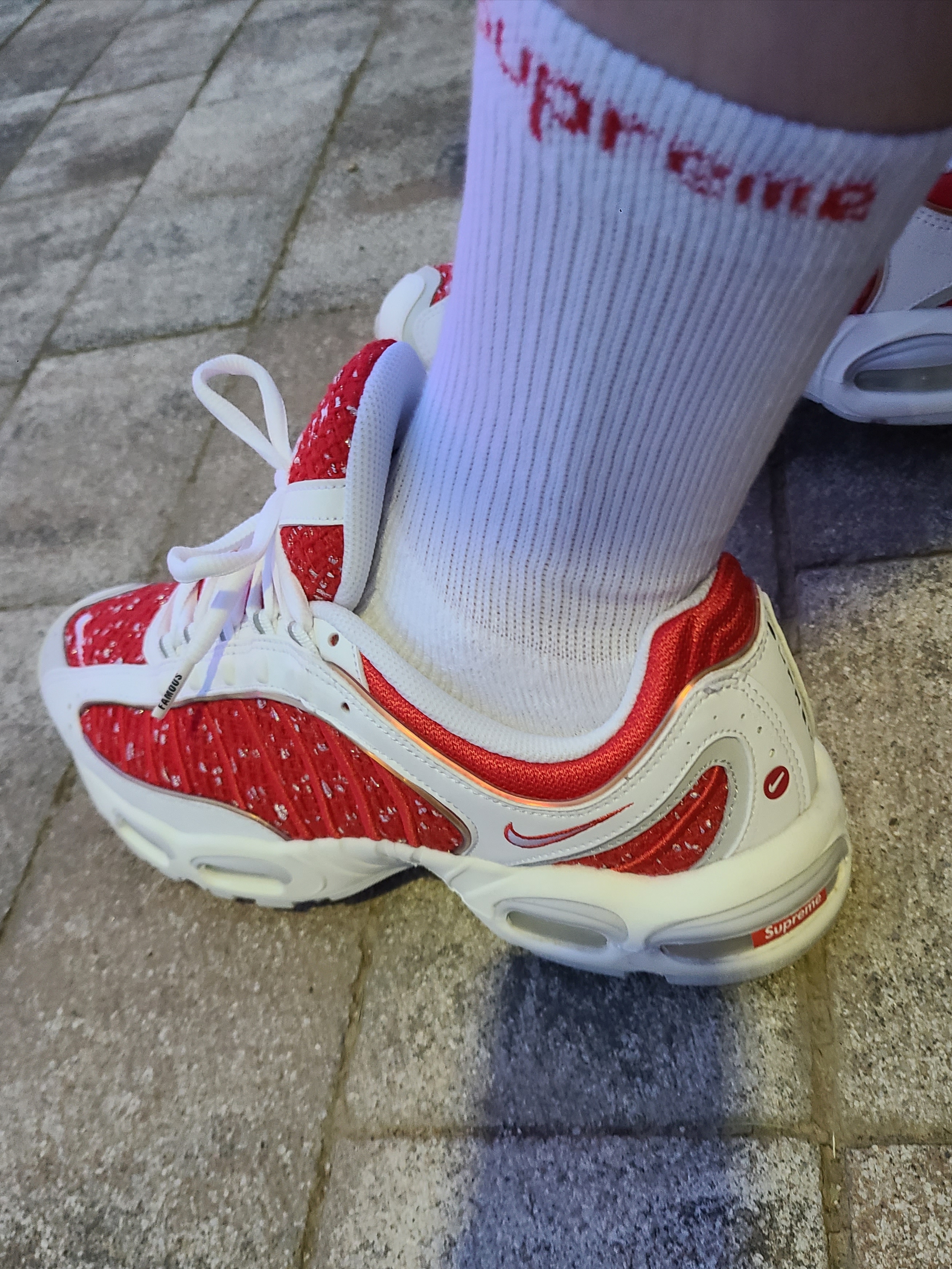 Nike x Supreme Air Max Tailwind 4 White, Supreme Hanes Crew Socks White (4 Pack) 착용 스타일 - 1