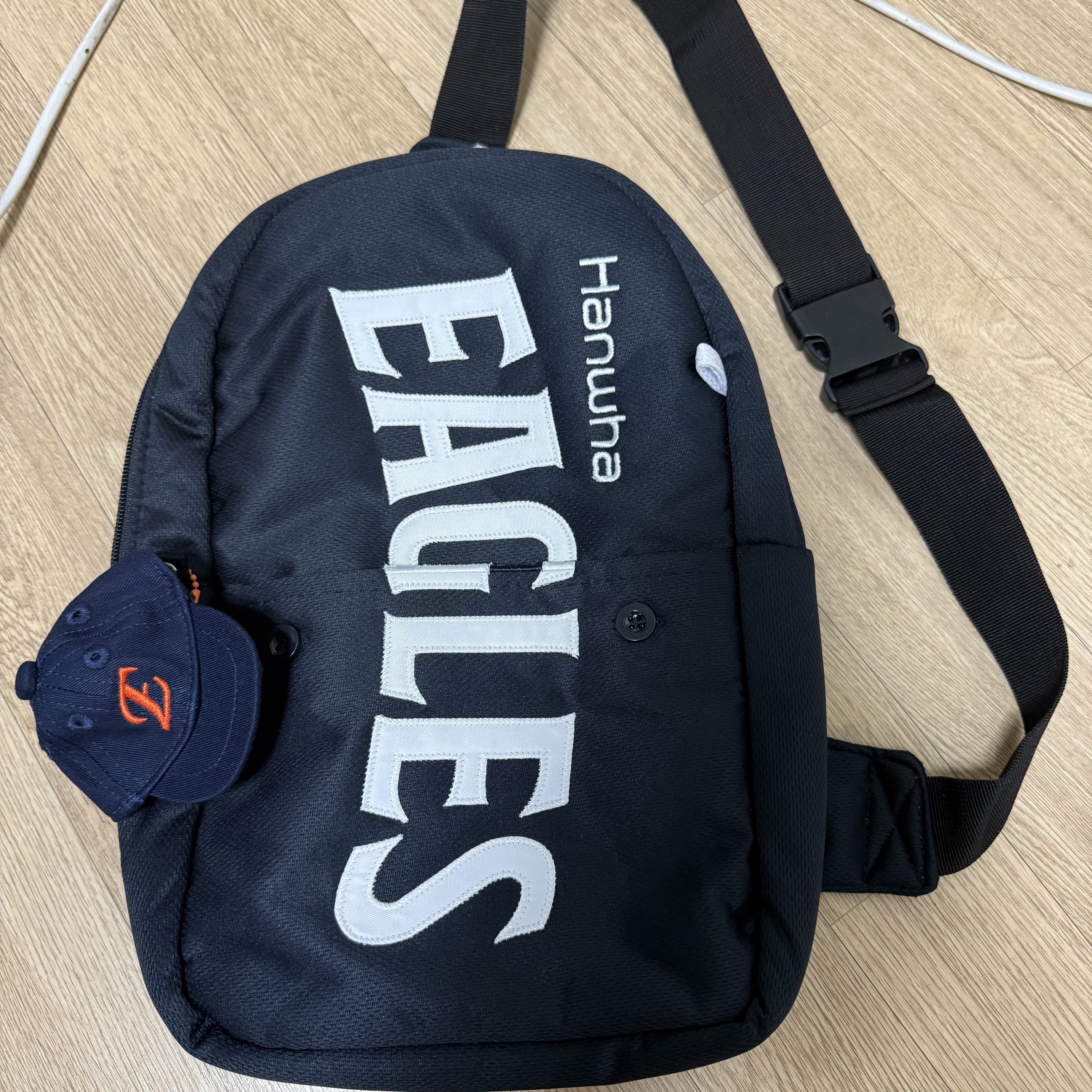 Hanwha Eagles Sling Bag Navy 착용 스타일 - 2