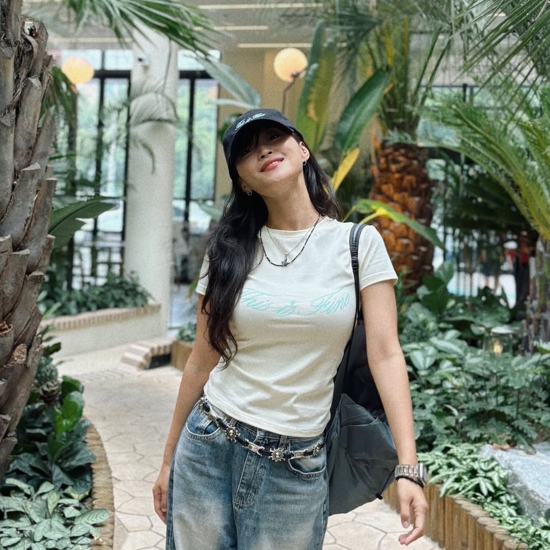 THIS IS FINE Cropped Signature Tee Cream, THIS IS FINE Signature Ball Cap Black 착용 스타일 - 7