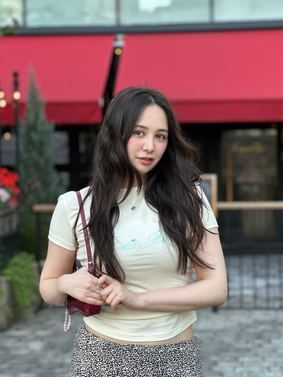 THIS IS FINE Cropped Signature Tee Cream 착용 스타일 - 1