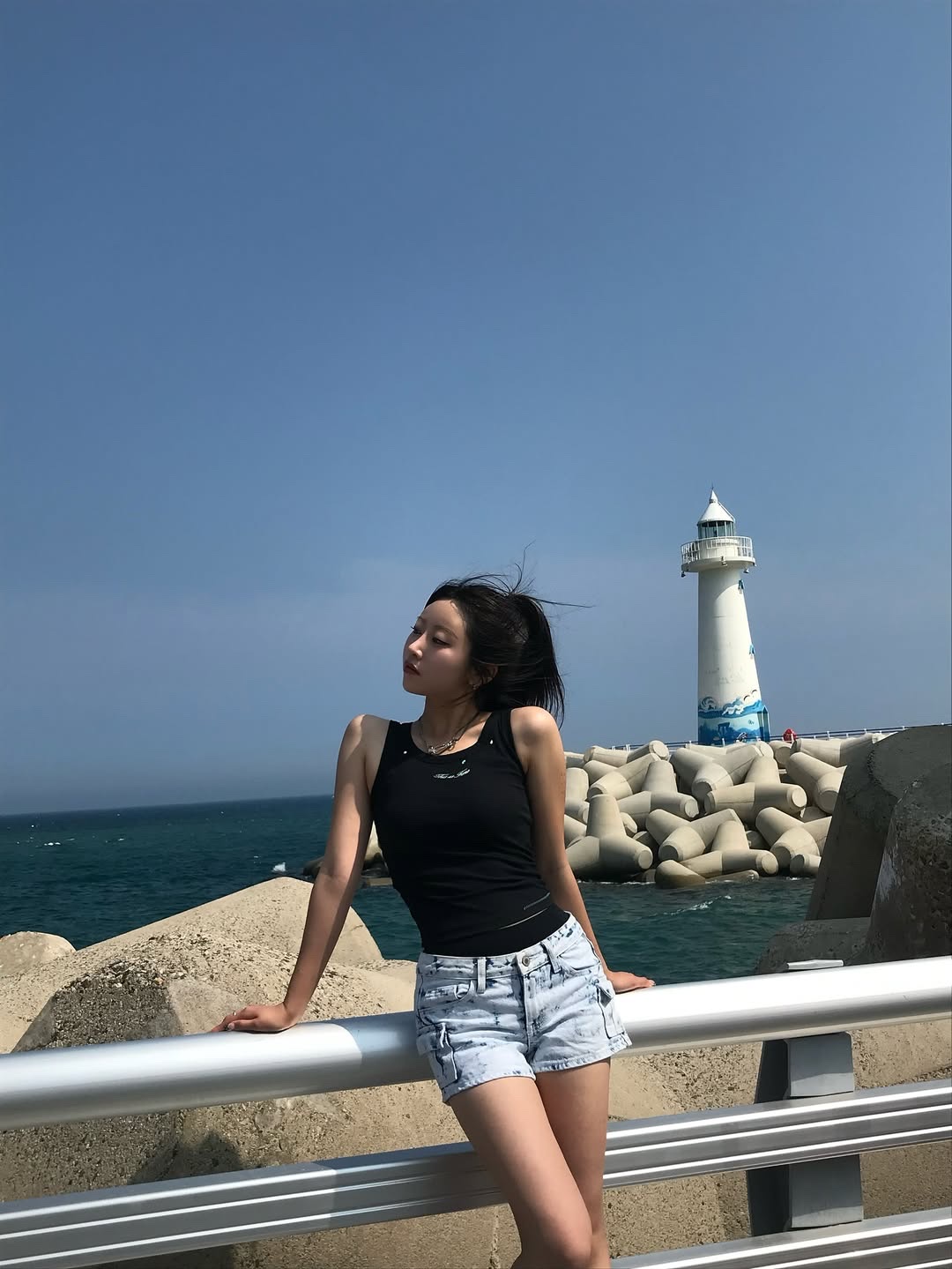 THIS IS FINE Ribbed Sleeveless Top Black, THIS IS FINE Signature Ball Cap Black 착용 스타일 - 2