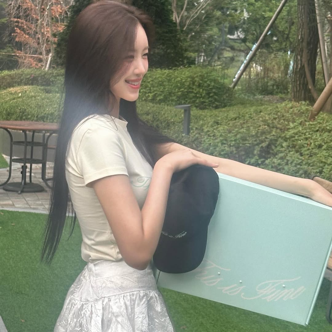 THIS IS FINE Cropped Signature Tee Cream, THIS IS FINE Signature Ball Cap Black 착용 스타일 - 3