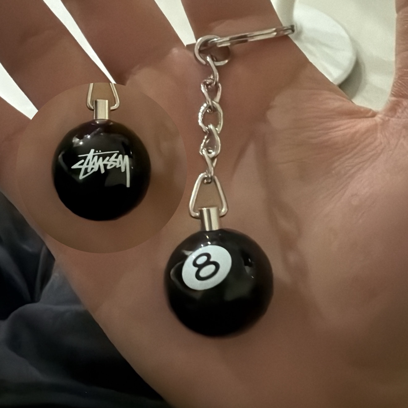 Stussy 8 Ball Keychain Black 착용 스타일