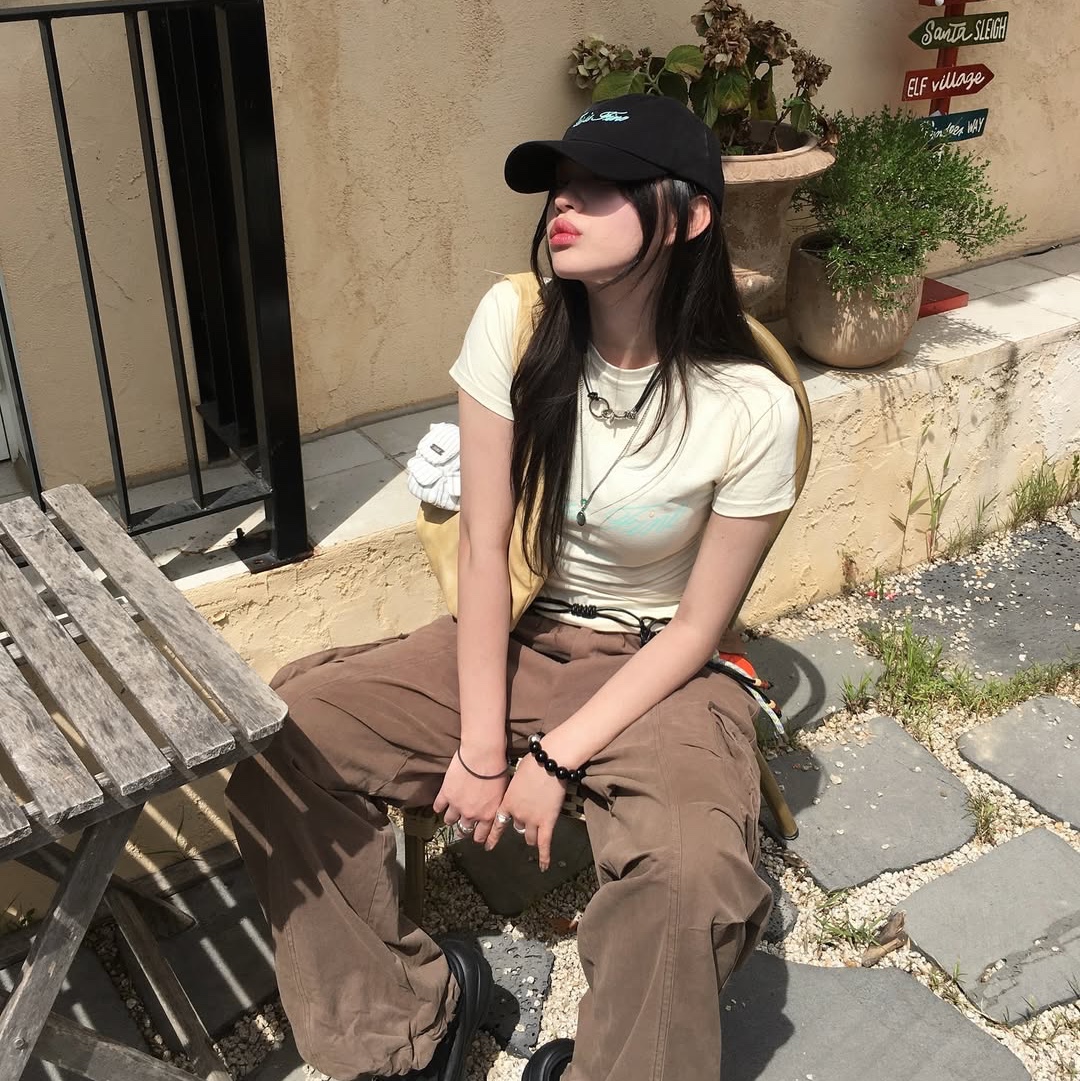 THIS IS FINE Cropped Signature Tee Cream, THIS IS FINE Signature Ball Cap Black 착용 스타일 - 7