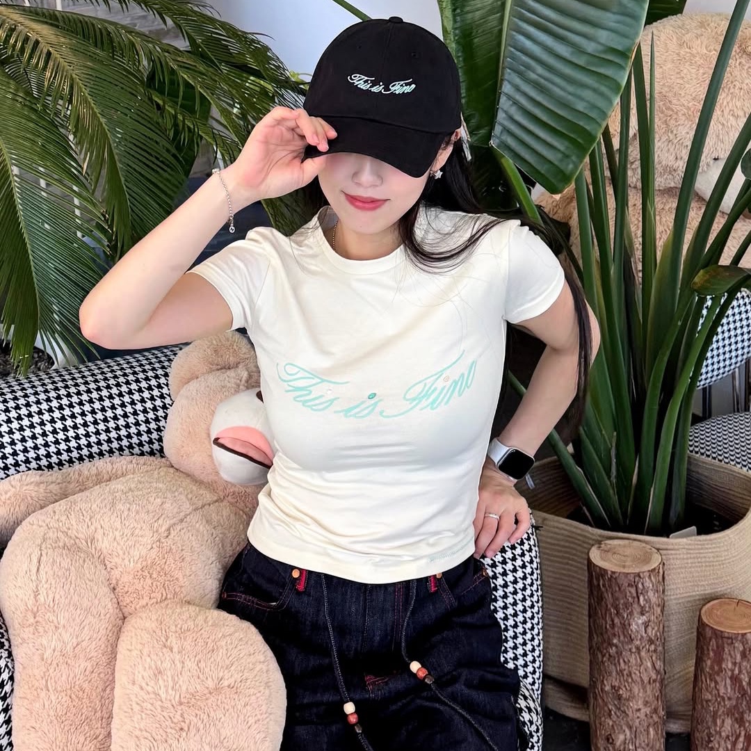 THIS IS FINE Cropped Signature Tee Cream, THIS IS FINE Signature Ball Cap Black 착용 스타일 - 2