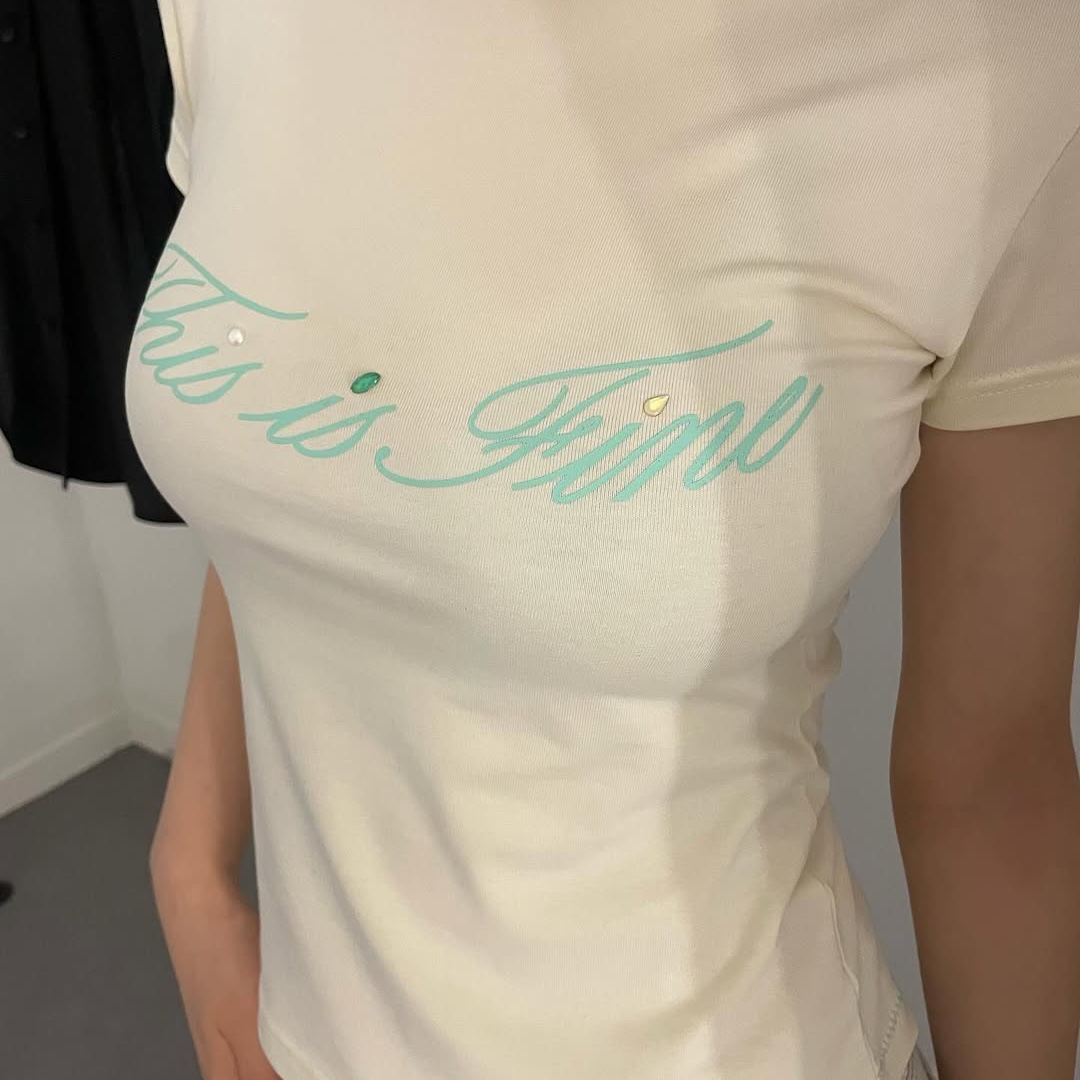 THIS IS FINE Cropped Signature Tee Cream 착용 스타일 - 3