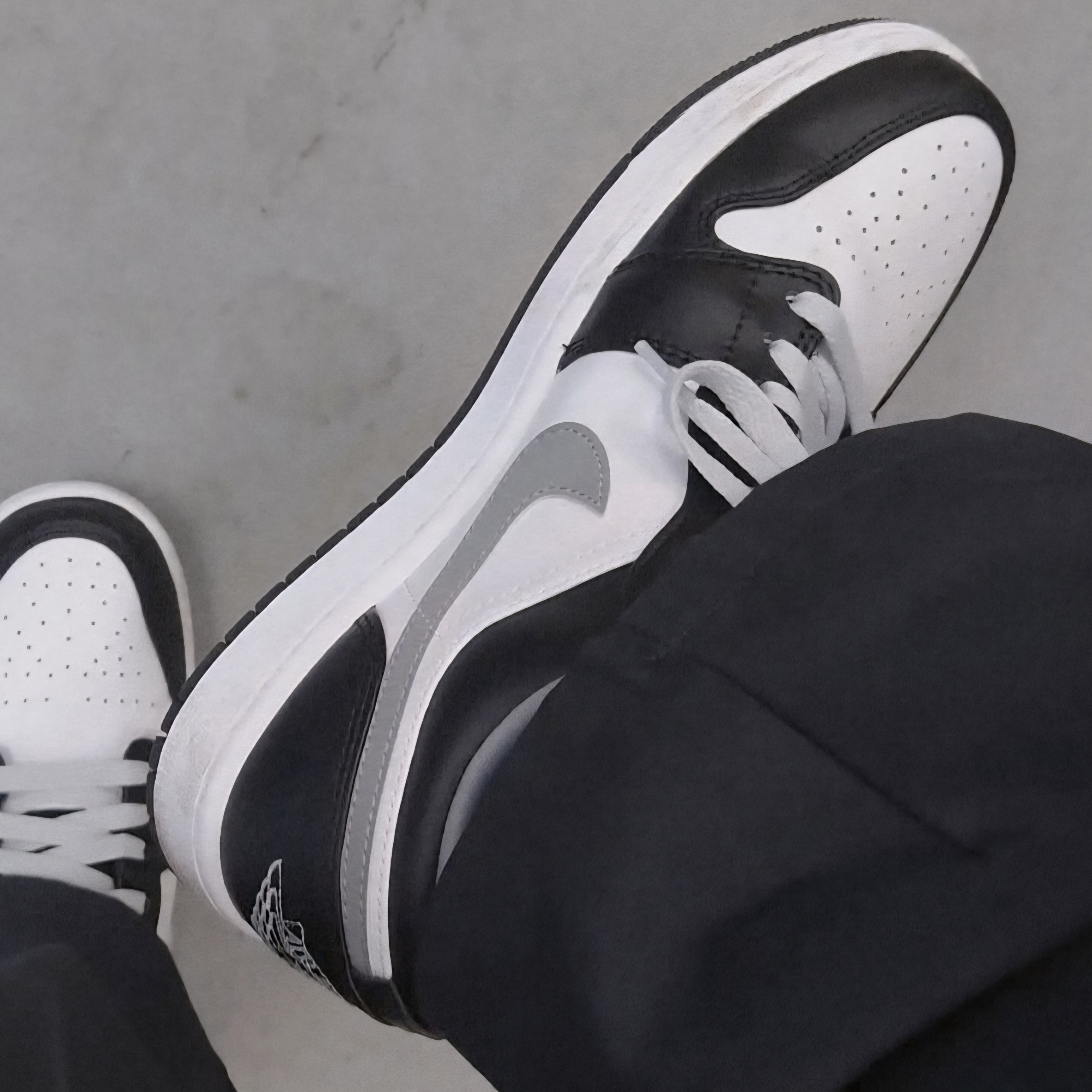 Jordan 1 Low Black Particle Grey 착용 스타일