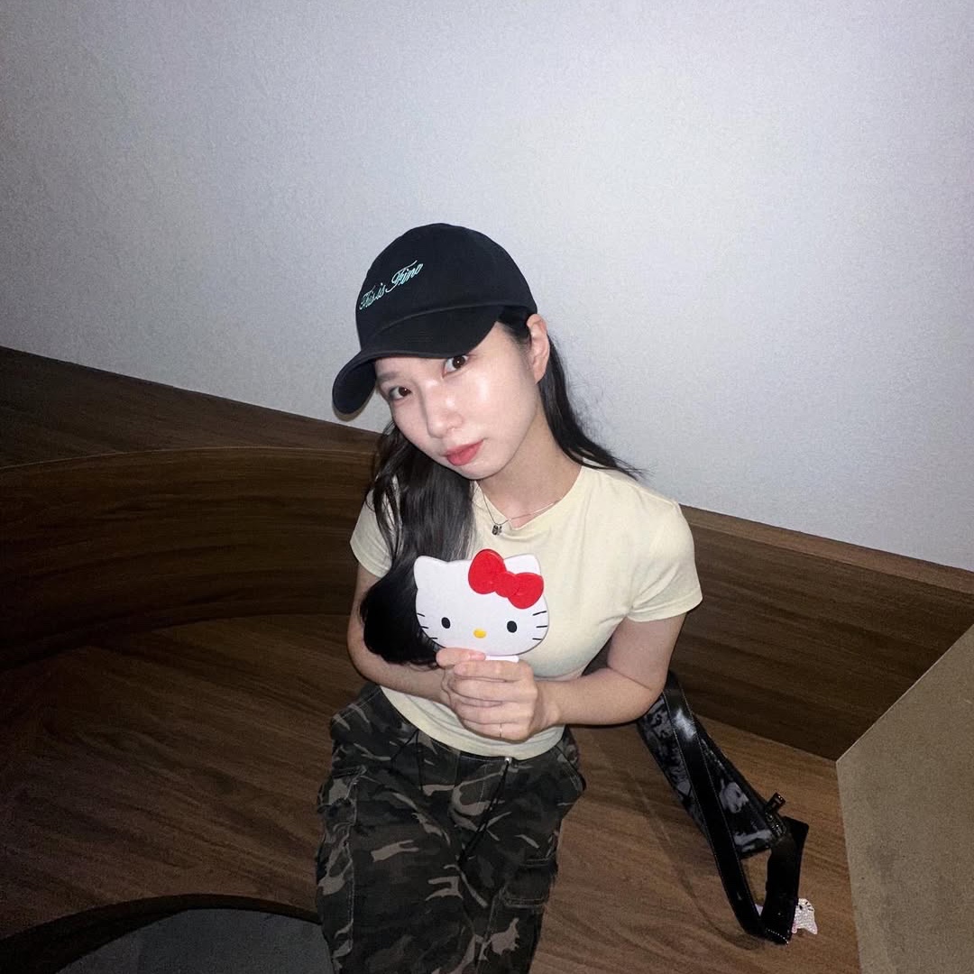 THIS IS FINE Cropped Signature Tee Cream, THIS IS FINE Signature Ball Cap Black 착용 스타일 - 4