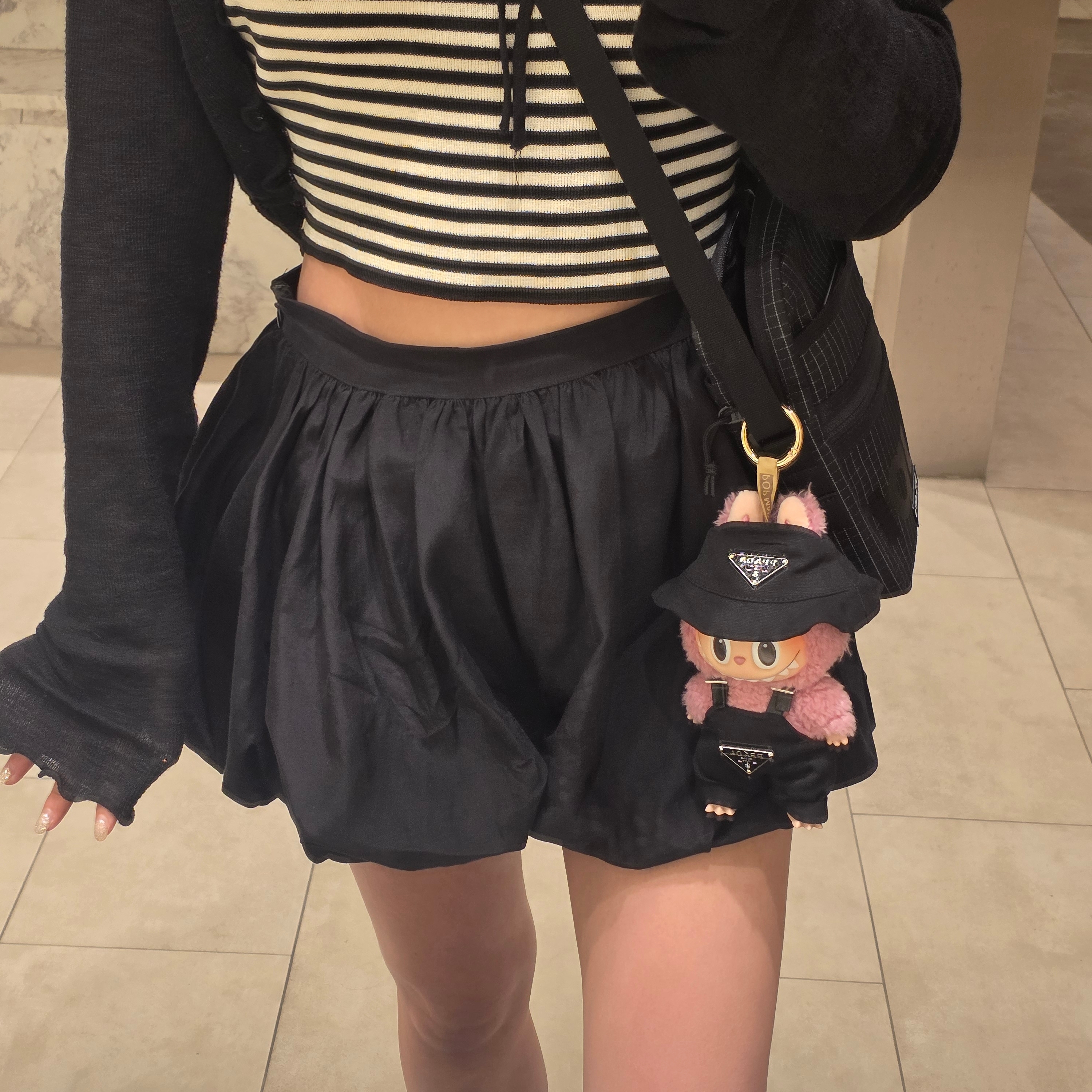 Pop Mart Labubu The Monsters Labubu Tasty Macarons Series Lyche Berry Keyring, Supreme Shoulder Bag Black - 24SS 착용 스타일 - 2
