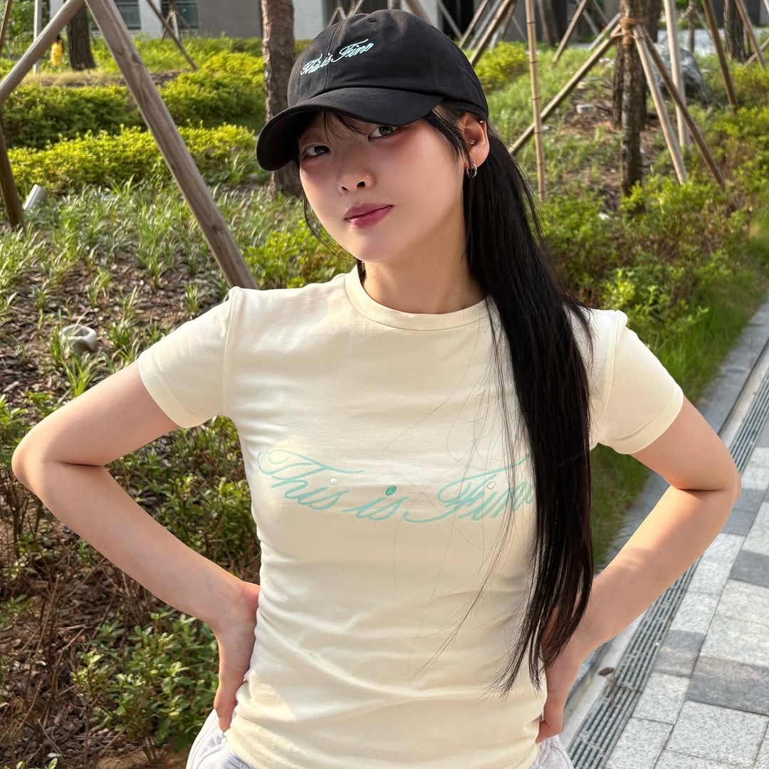 THIS IS FINE Cropped Signature Tee Cream, THIS IS FINE Signature Ball Cap Black 착용 스타일 - 1