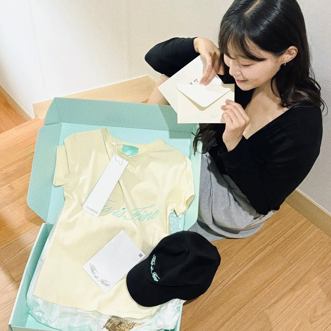 THIS IS FINE Cropped Signature Tee Cream, THIS IS FINE Signature Ball Cap Black 착용 스타일 - 8