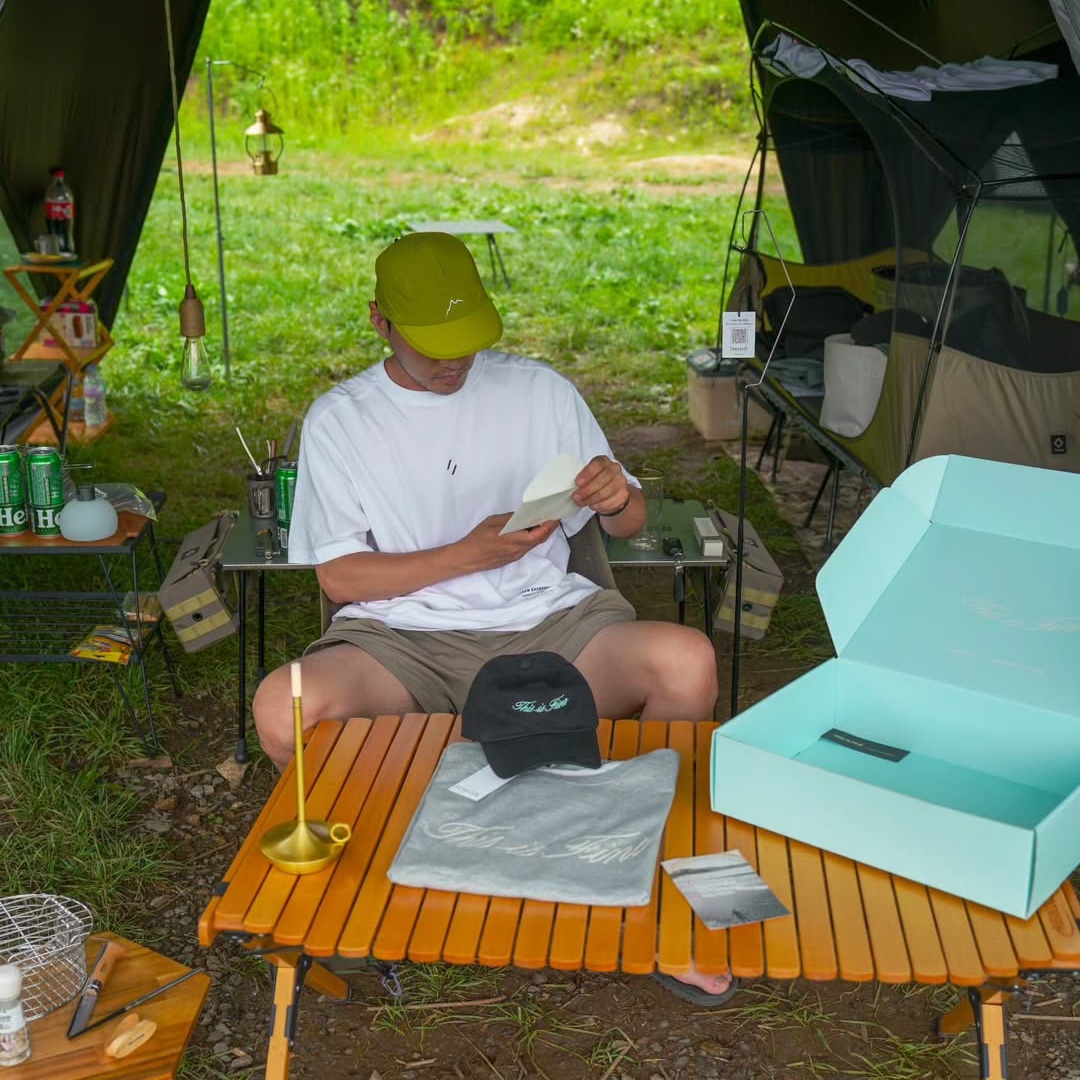 THIS IS FINE Oversized Signature Tee Sportif Gray, THIS IS FINE Signature Ball Cap Black 착용 스타일 - 9