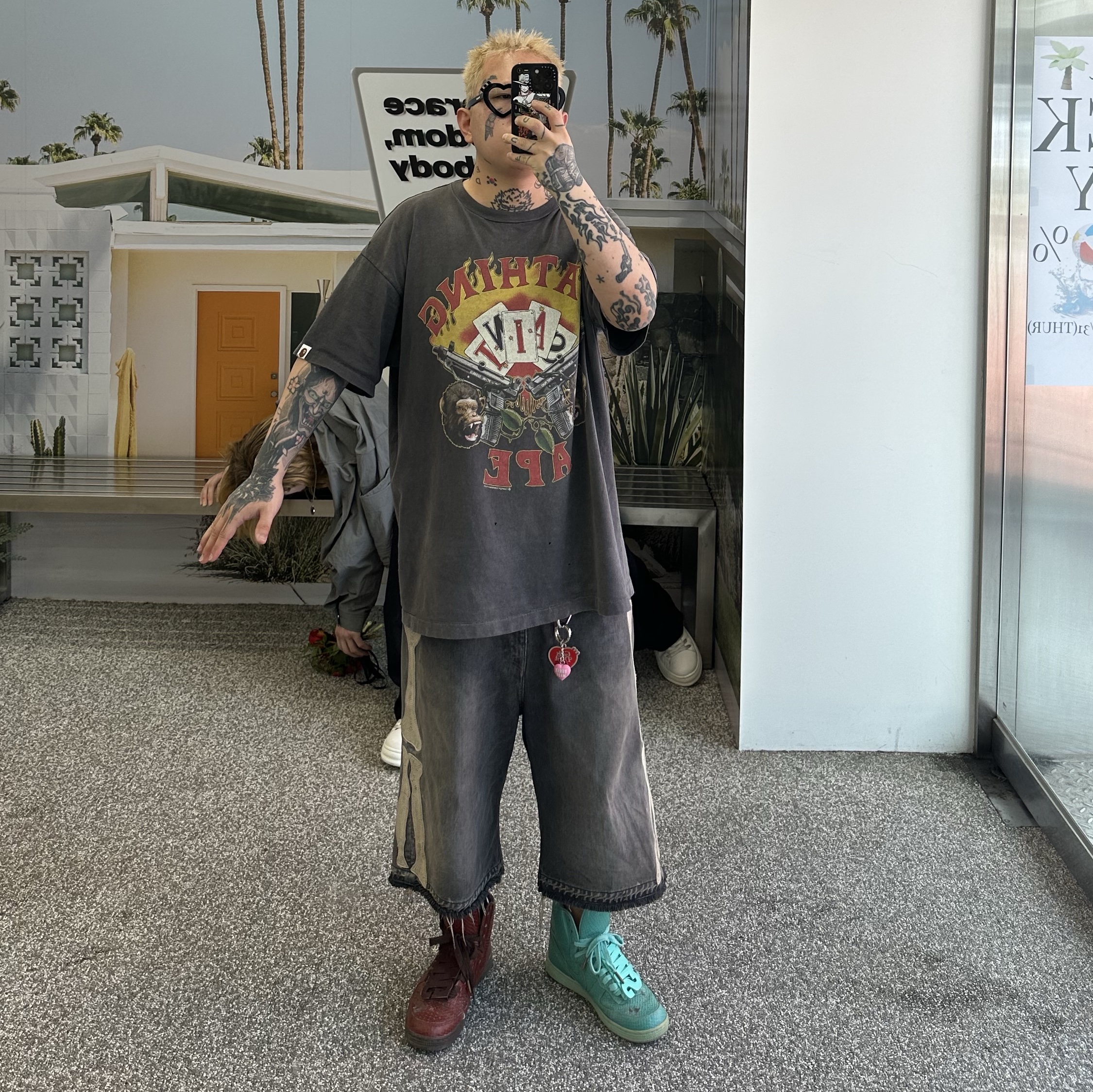 Kapital 14 oz. Denim 5P Bone Embroidery Short Pants Black, BAPE x Saint Mxxxxxx Guns T-Shirt Charcoal 착용 스타일 - 2