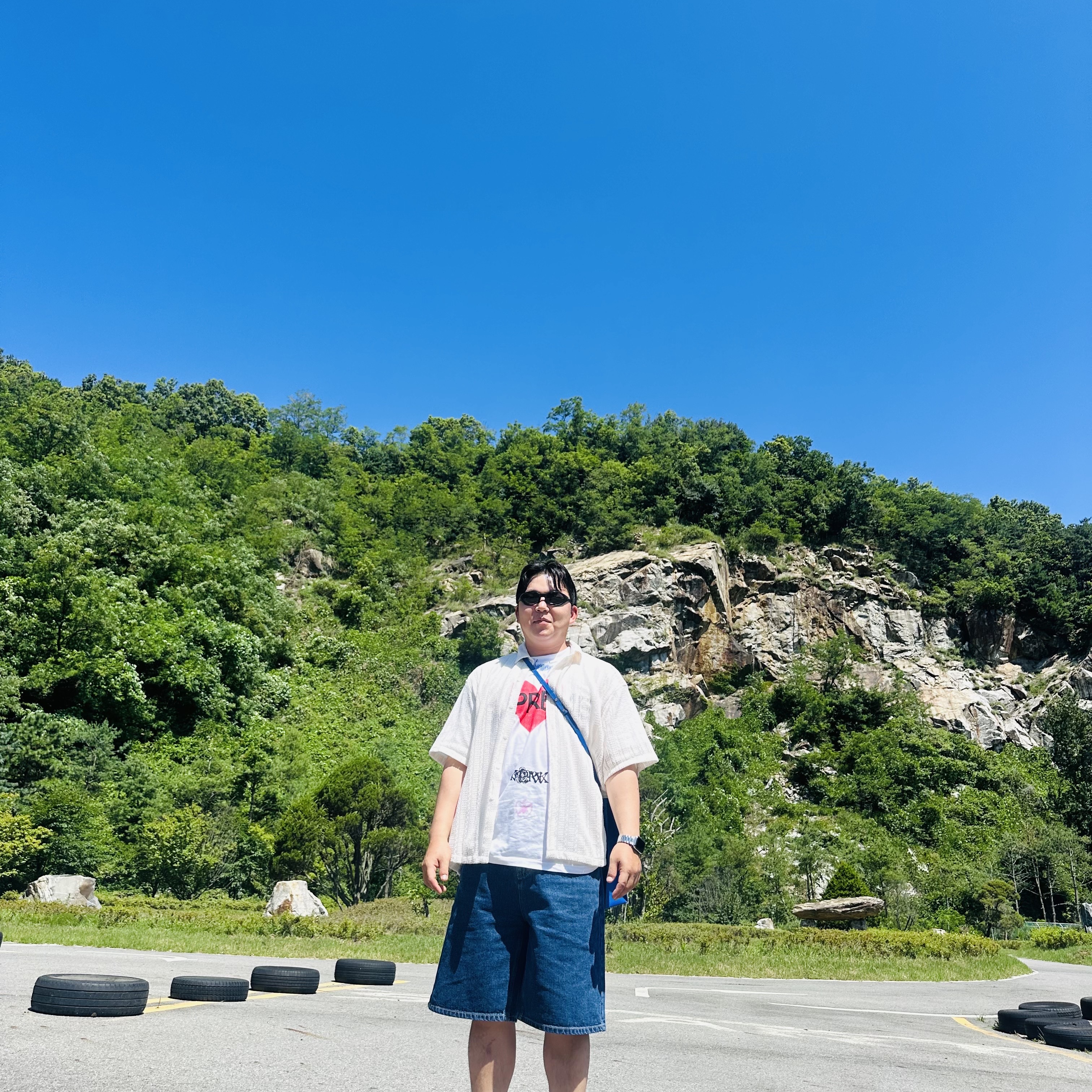 Supreme Announcing T-Shirt White - 25SS 착용 스타일
