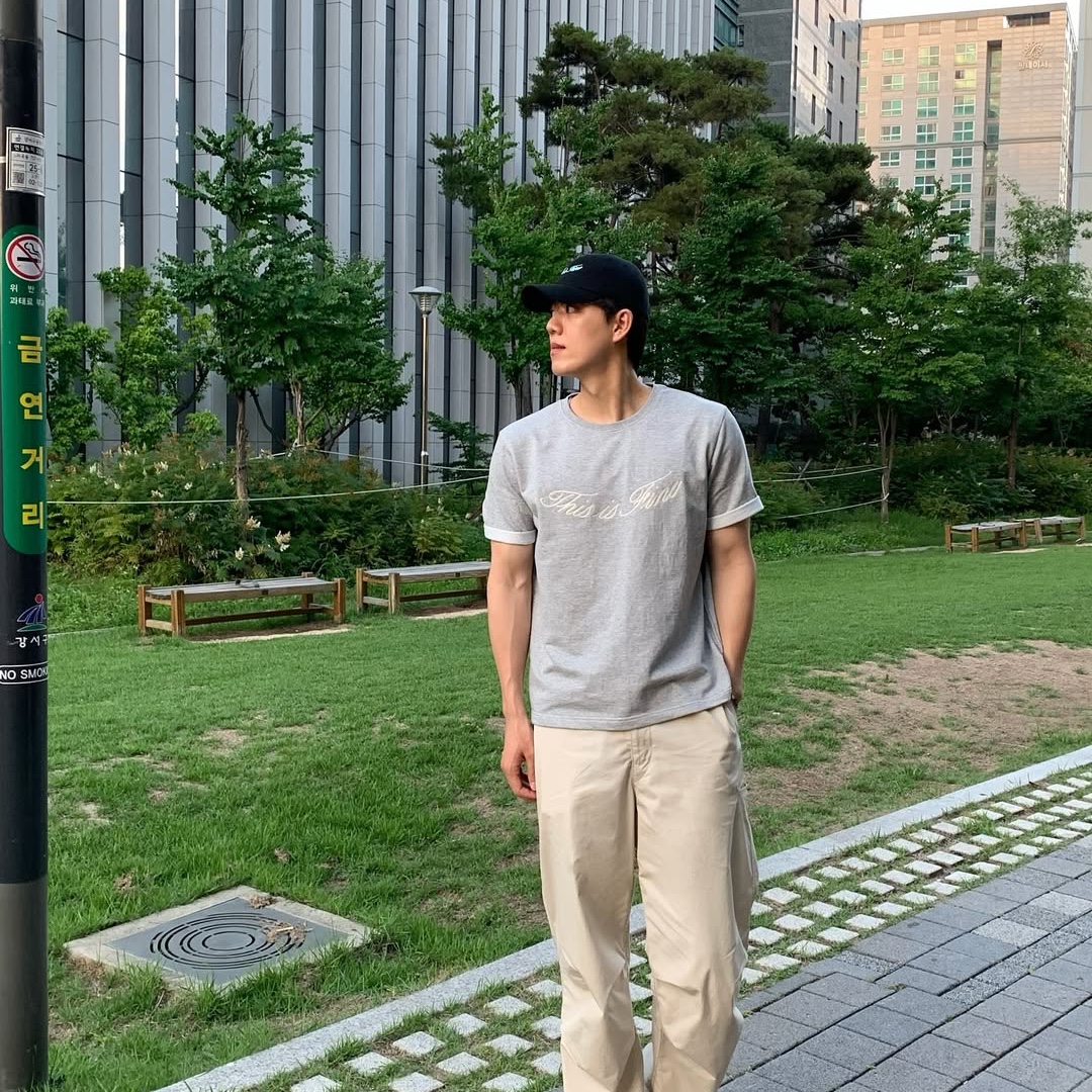 THIS IS FINE Oversized Signature Tee Sportif Gray, THIS IS FINE Signature Ball Cap Black 착용 스타일 - 1