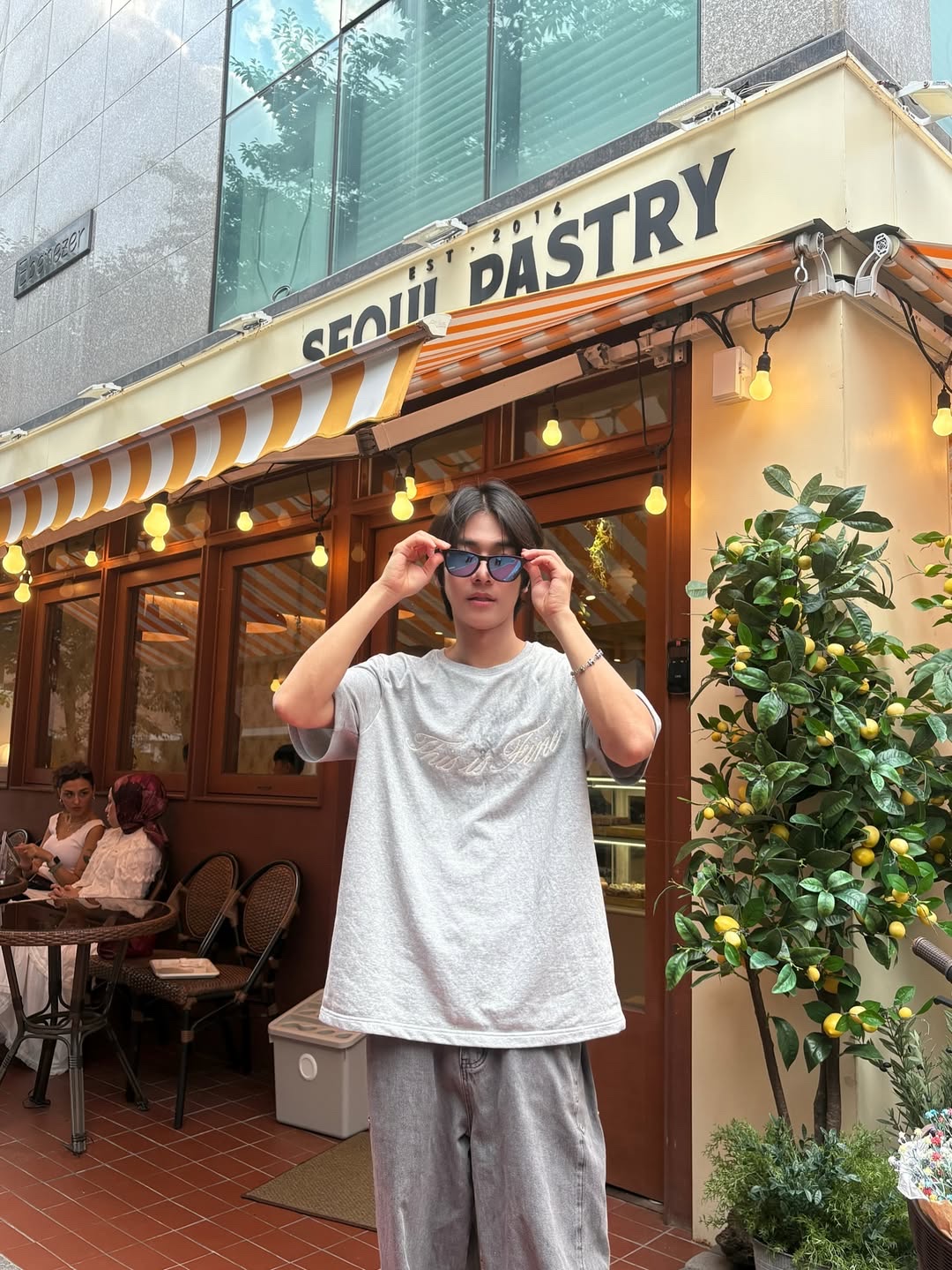 THIS IS FINE Oversized Signature Tee Sportif Gray 착용 스타일 - 6