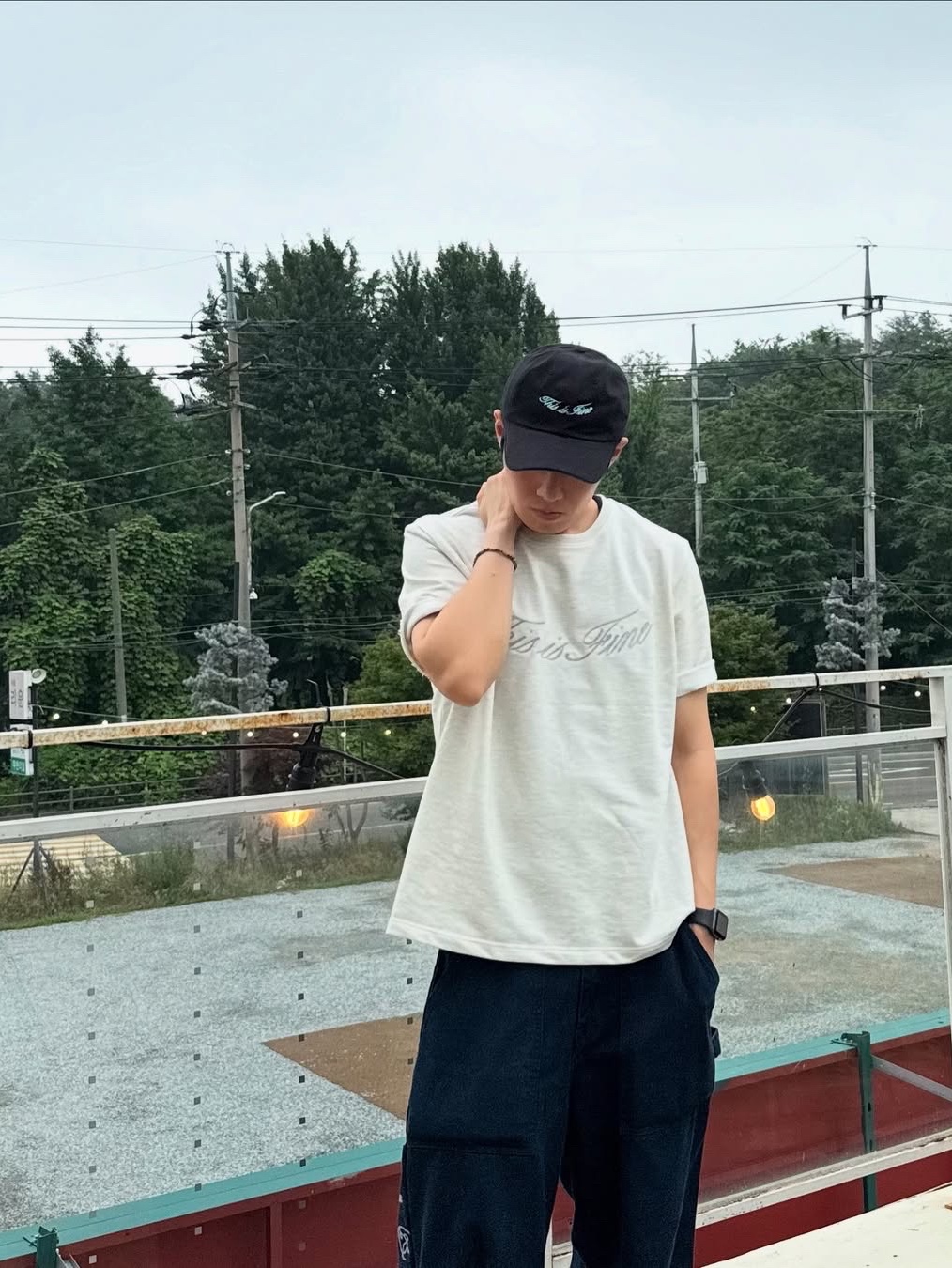 THIS IS FINE Oversized Signature Tee Oat, THIS IS FINE Signature Ball Cap Black 착용 스타일 - 5