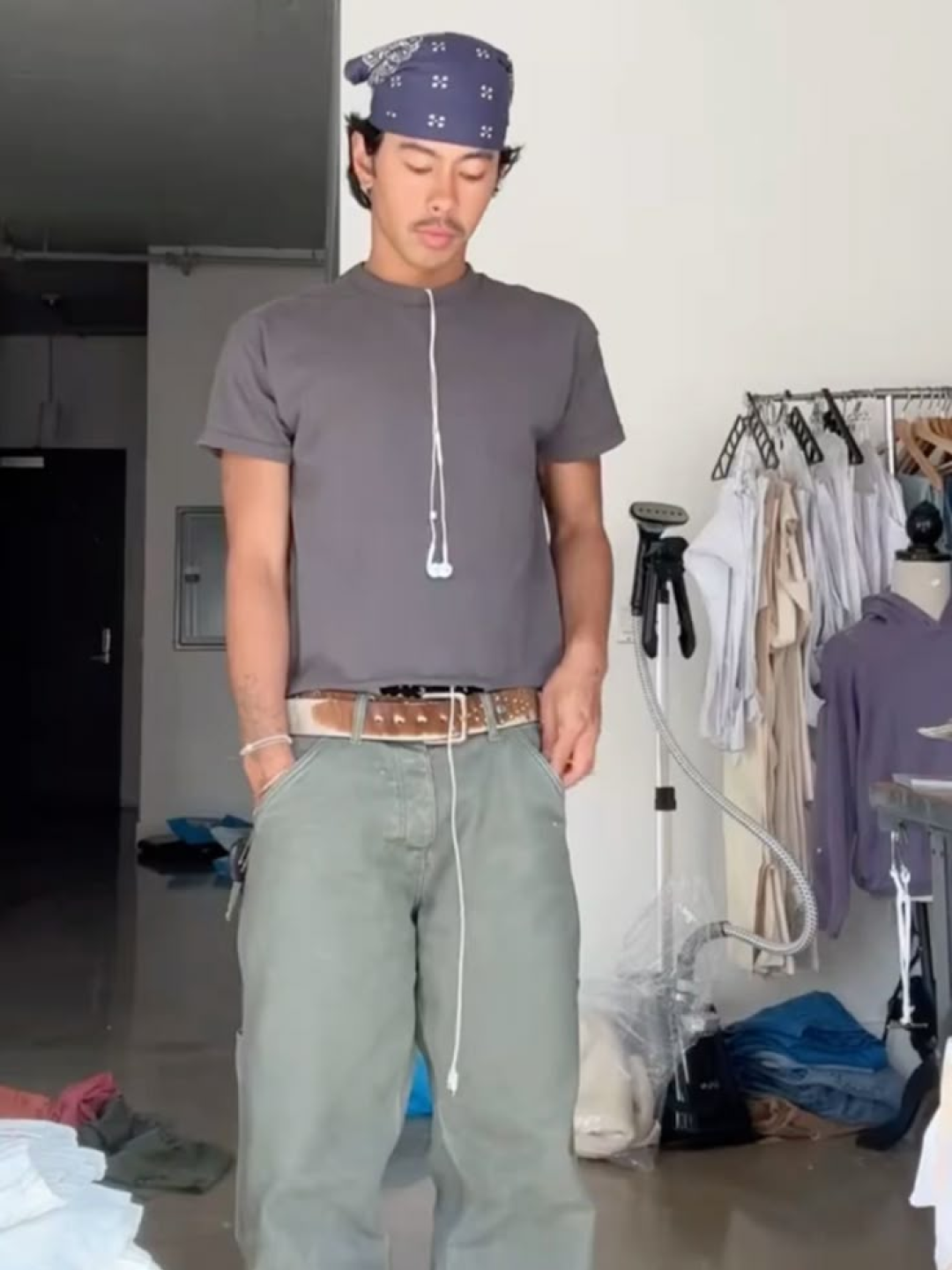 Polyteru Human Index Human Pocket Emblem T-Shirt Blue, Play Comme des Garcons Black Heart T-Shirt Grey 착용 스타일 - 2