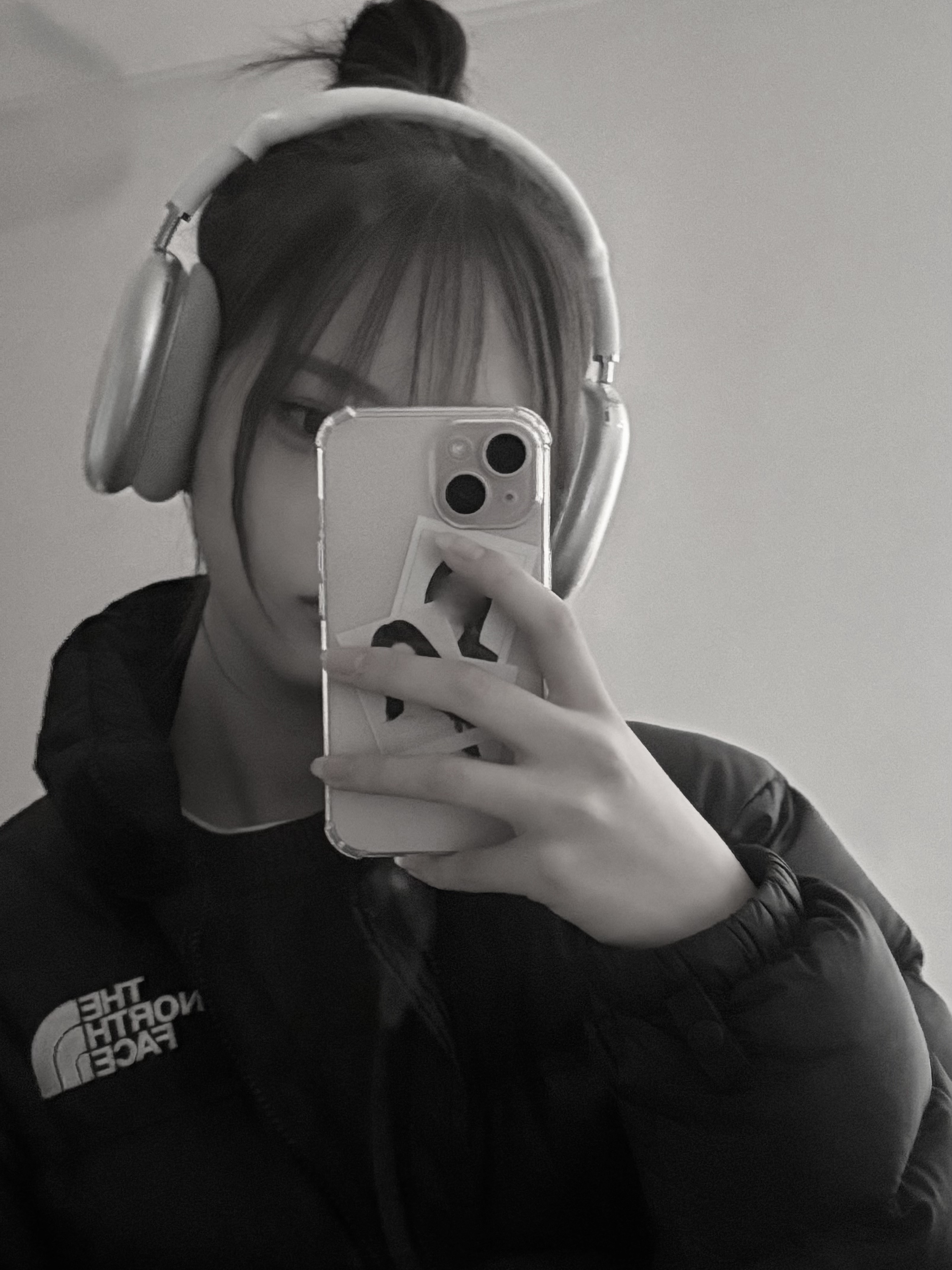 Apple AirPods Max Lightning Silver (Korean Ver.), The North Face 1996 Eco Nuptse Jacket Black 착용 스타일