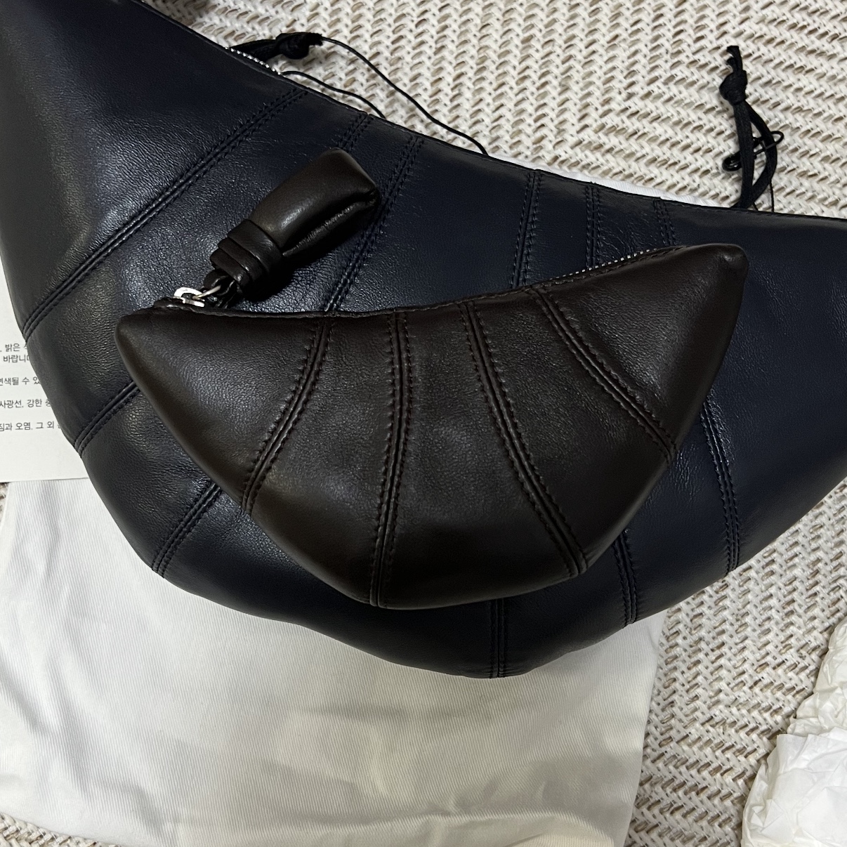 Lemaire Croissant Coin Purse Soft Nappa Leather Dark Chocolate 착용 스타일