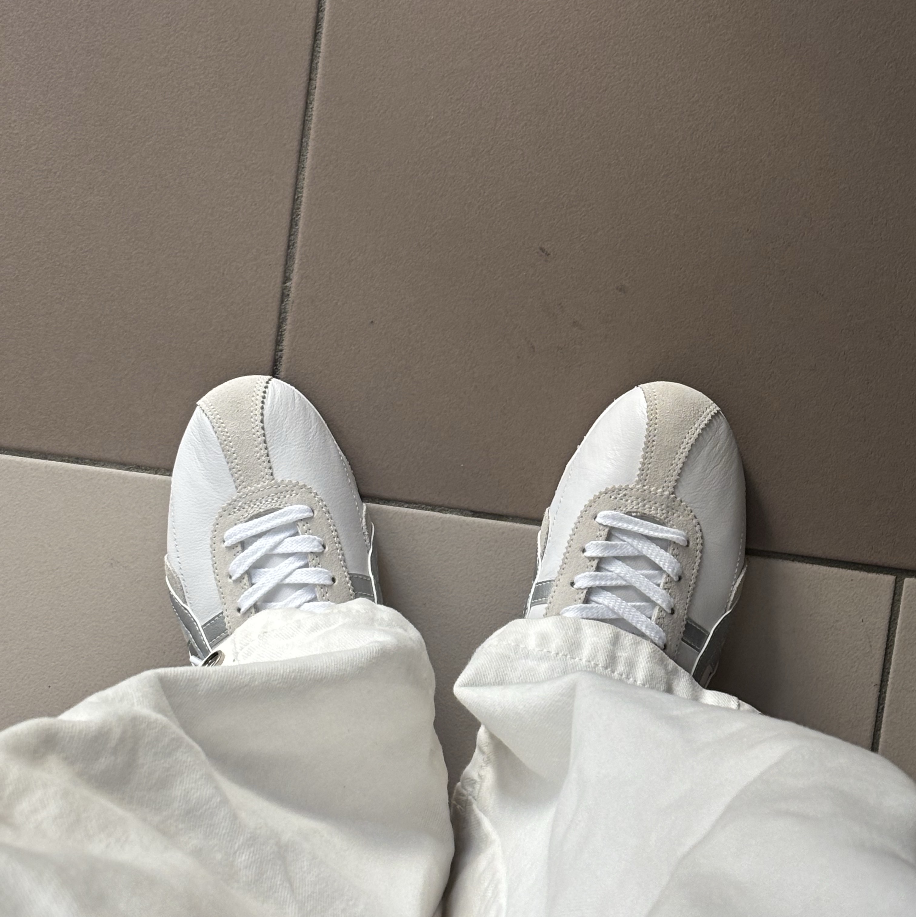 Onitsuka Tiger Runspark White Silver 착용 스타일