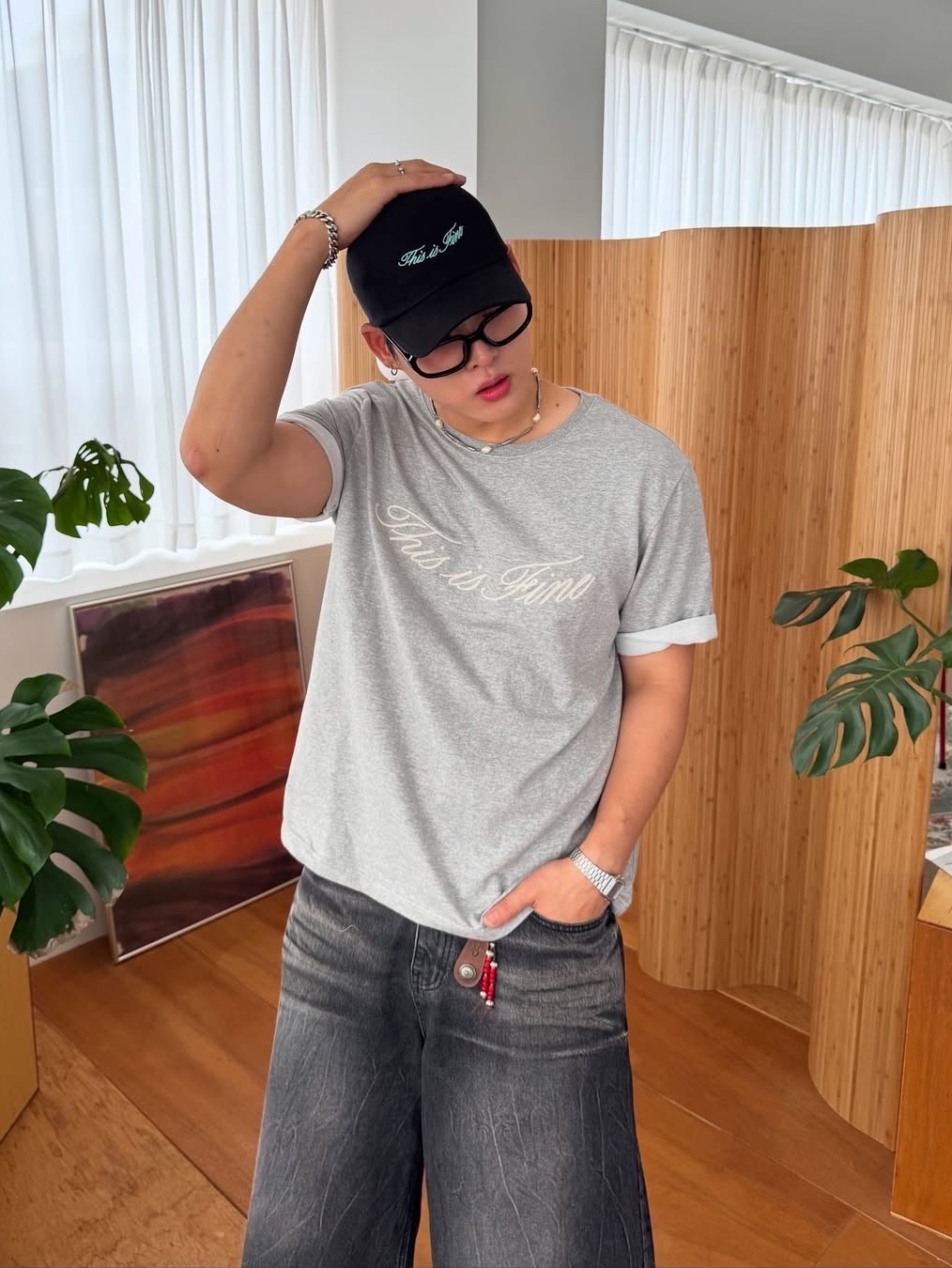 THIS IS FINE Oversized Signature Tee Sportif Gray, THIS IS FINE Signature Ball Cap Black 착용 스타일 - 1