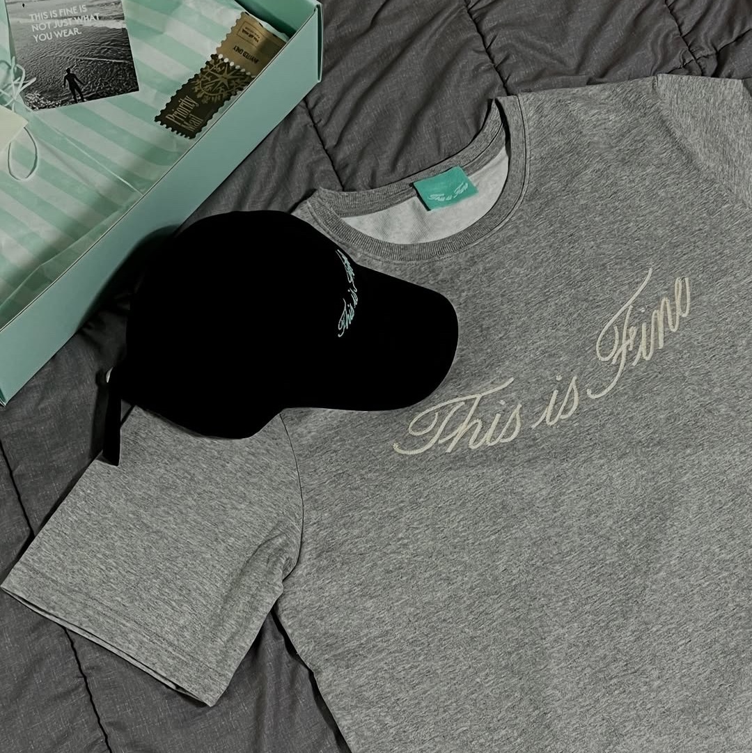 THIS IS FINE Oversized Signature Tee Sportif Gray, THIS IS FINE Signature Ball Cap Black 착용 스타일 - 7