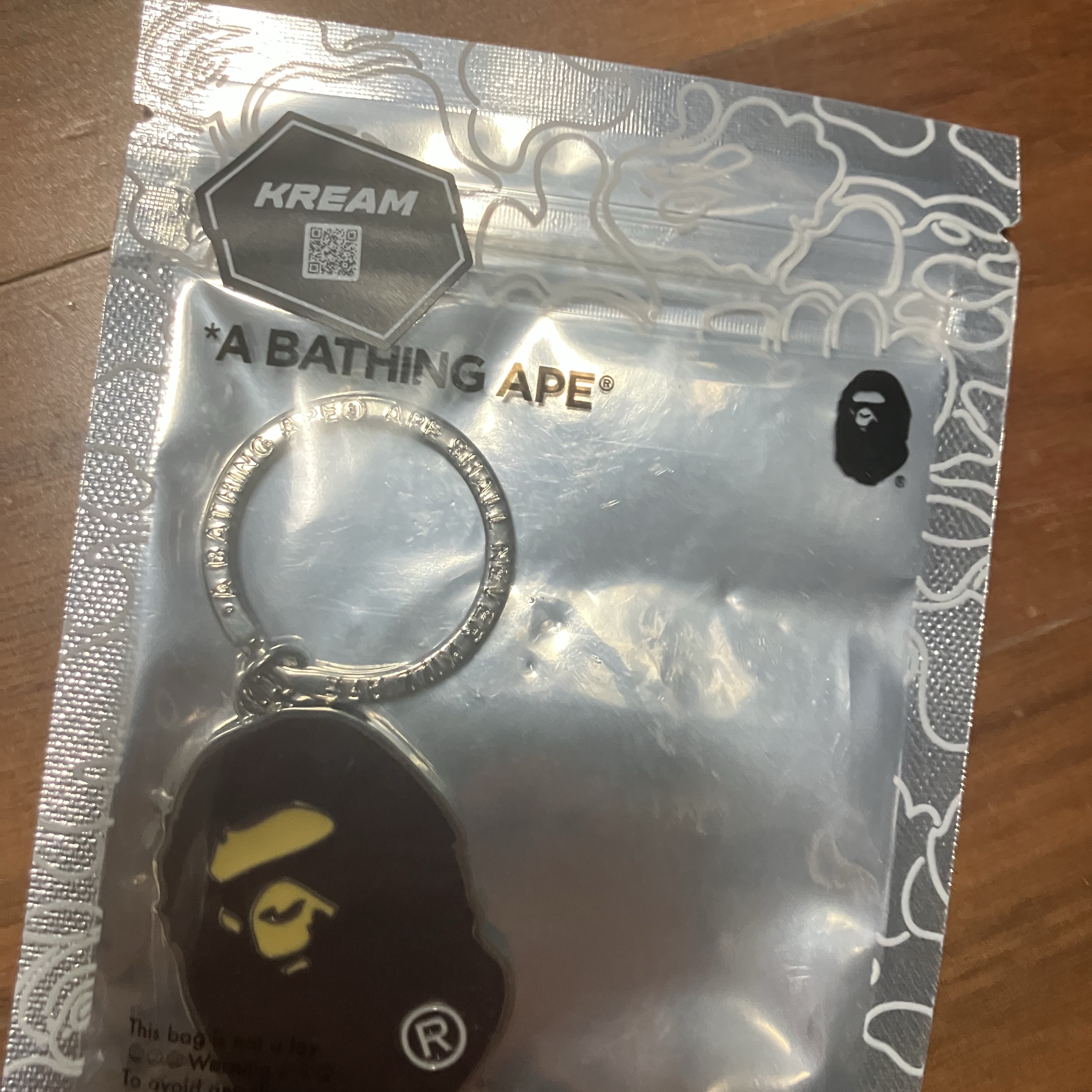 BAPE Ape Head Metal Keychain Brown 착용 스타일