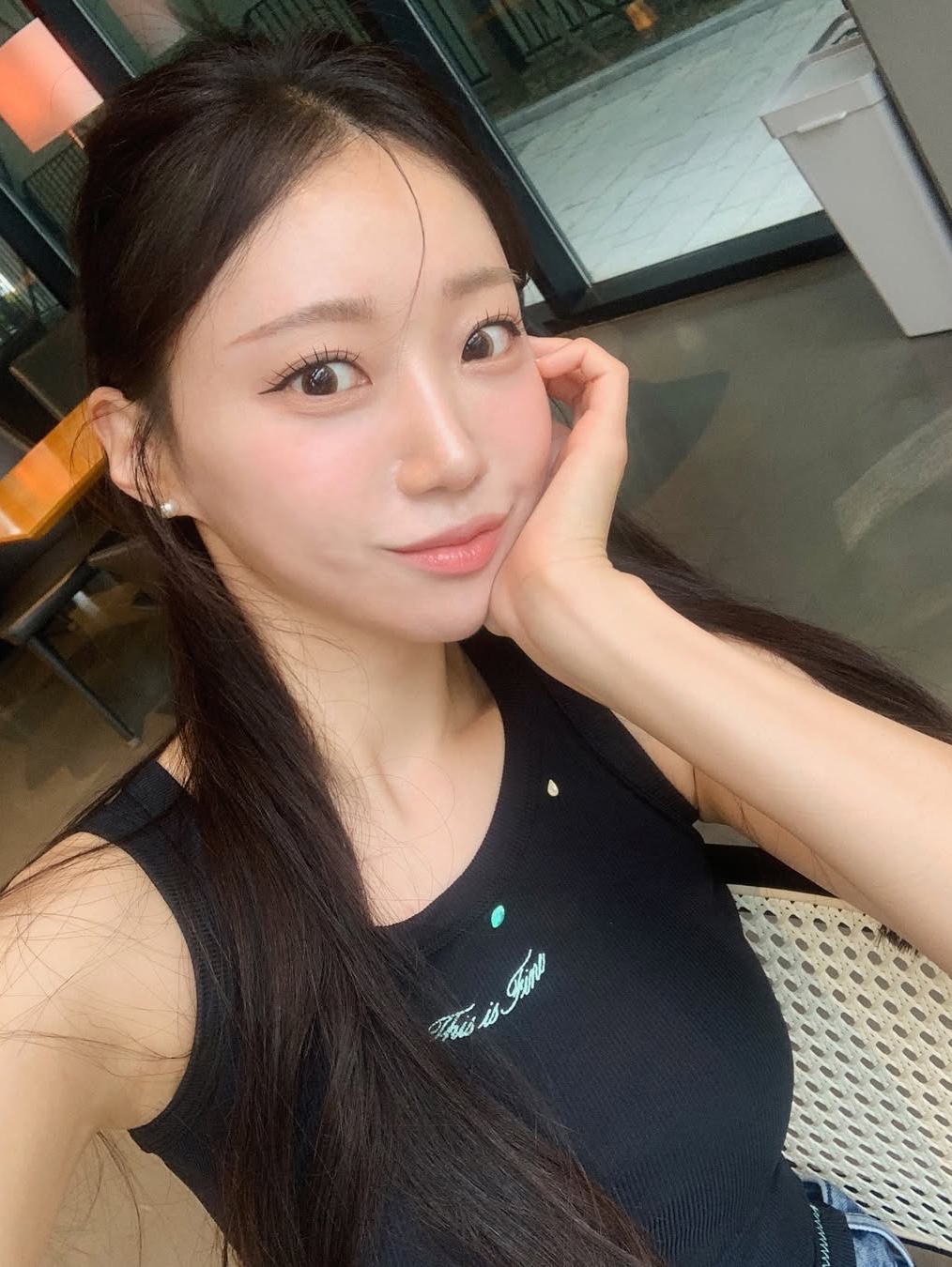 THIS IS FINE Ribbed Sleeveless Top Black, THIS IS FINE Signature Ball Cap Black 착용 스타일 - 7