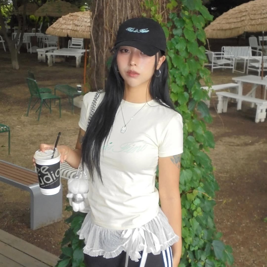 THIS IS FINE Cropped Signature Tee Cream, THIS IS FINE Signature Ball Cap Black 착용 스타일 - 1