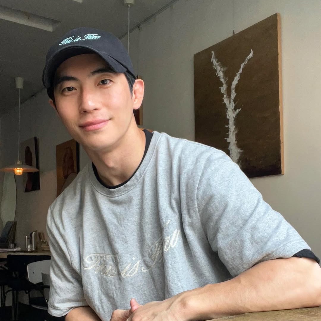 THIS IS FINE Oversized Signature Tee Sportif Gray, THIS IS FINE Signature Ball Cap Black 착용 스타일