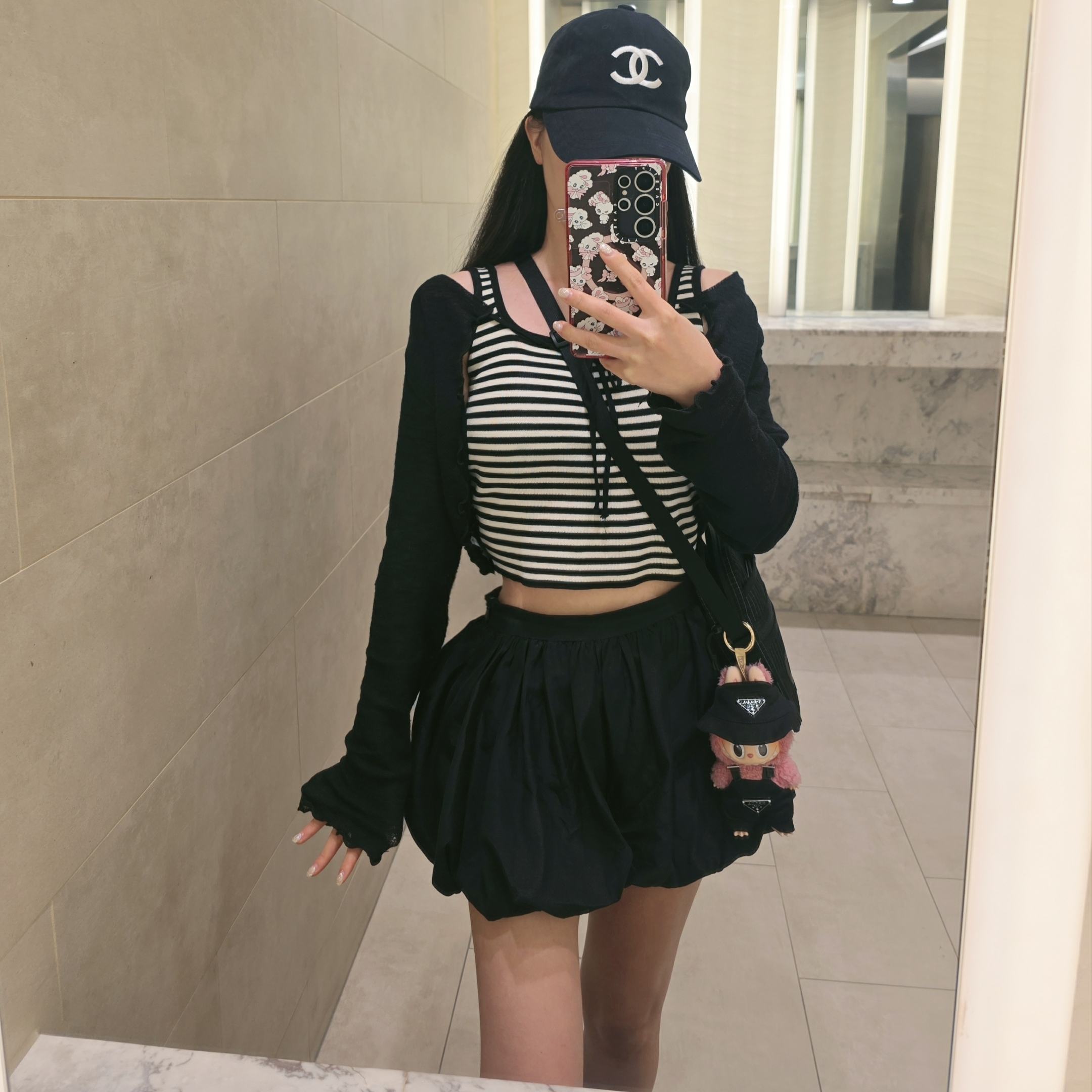 Pop Mart Labubu The Monsters Labubu Tasty Macarons Series Lyche Berry Keyring, Supreme Shoulder Bag Black - 24SS 착용 스타일 - 1