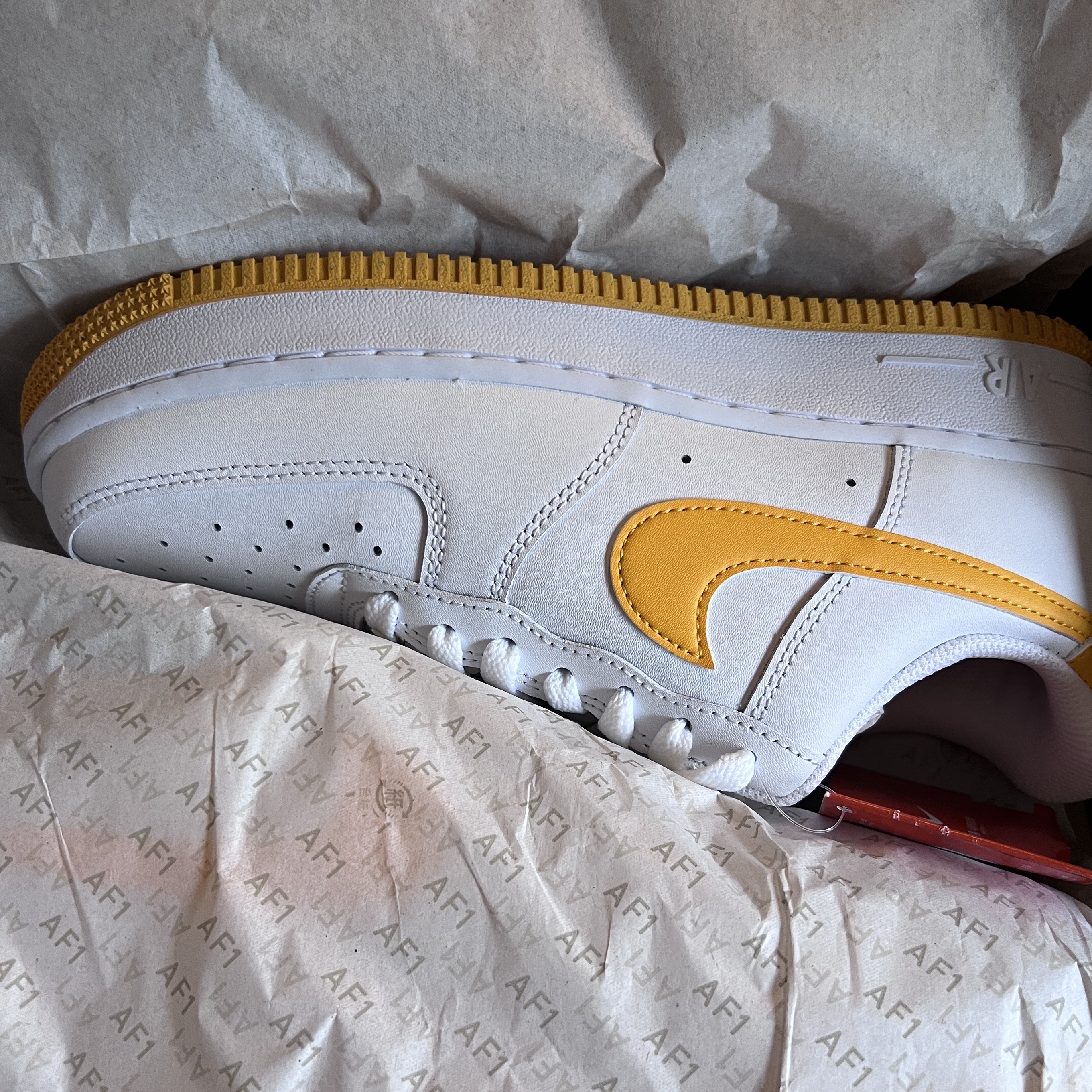 Nike Air Force 1 '07 White University Yellow 착용 스타일