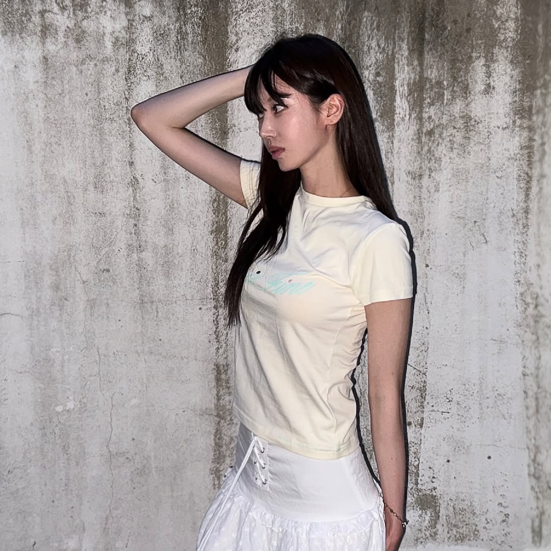THIS IS FINE Cropped Signature Tee Cream, THIS IS FINE Signature Ball Cap Black 착용 스타일 - 2
