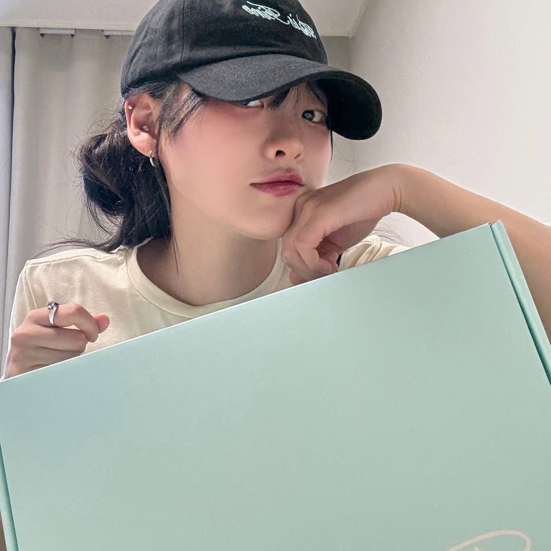 THIS IS FINE Cropped Signature Tee Cream, THIS IS FINE Signature Ball Cap Black 착용 스타일 - 5