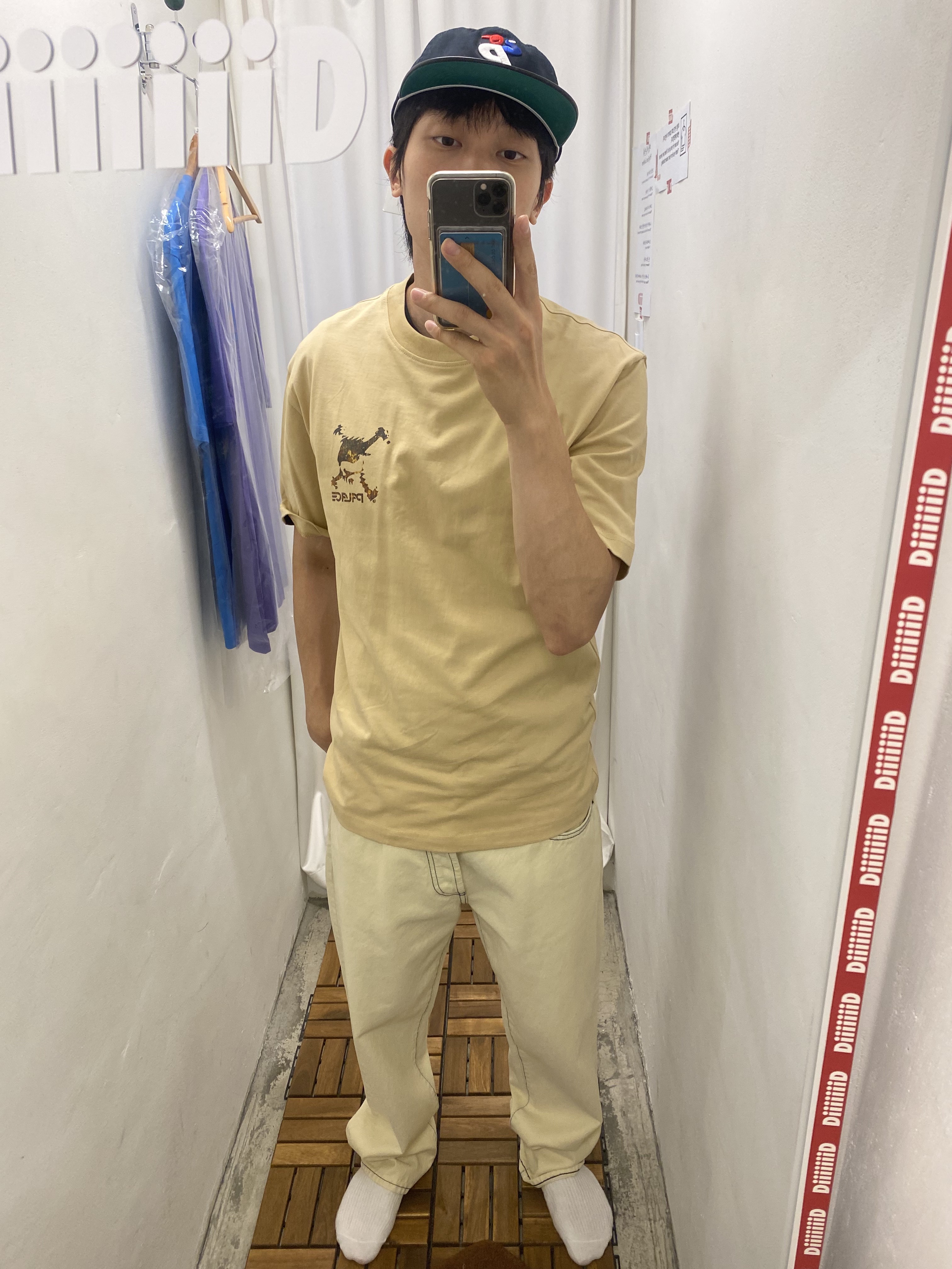 Palace x Oakley T-Shirt Sand - 23SS, Supreme Regular Jean Bleached - 25SS 착용 스타일 - 1