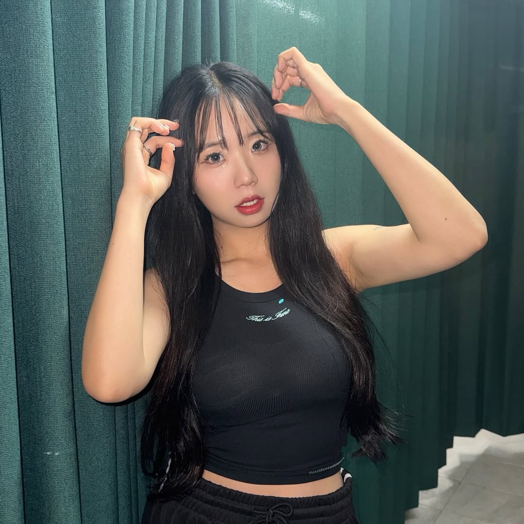 THIS IS FINE Cropped Signature Tee Cream, THIS IS FINE Ribbed Sleeveless Top Black 착용 스타일 - 9
