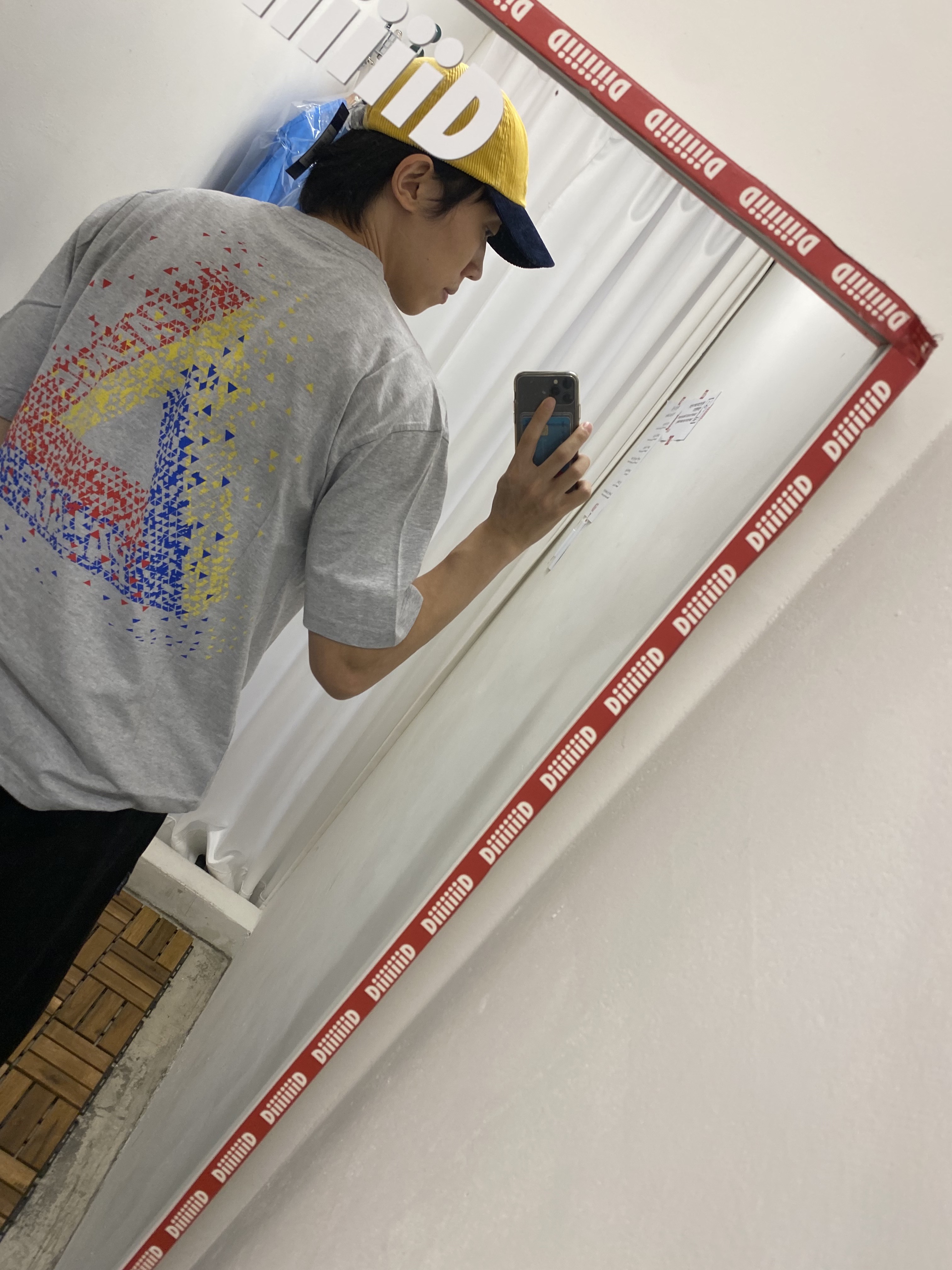 Palace x Oakley T-Shirt Sand - 23SS, Supreme Regular Jean Bleached - 25SS 착용 스타일 - 6