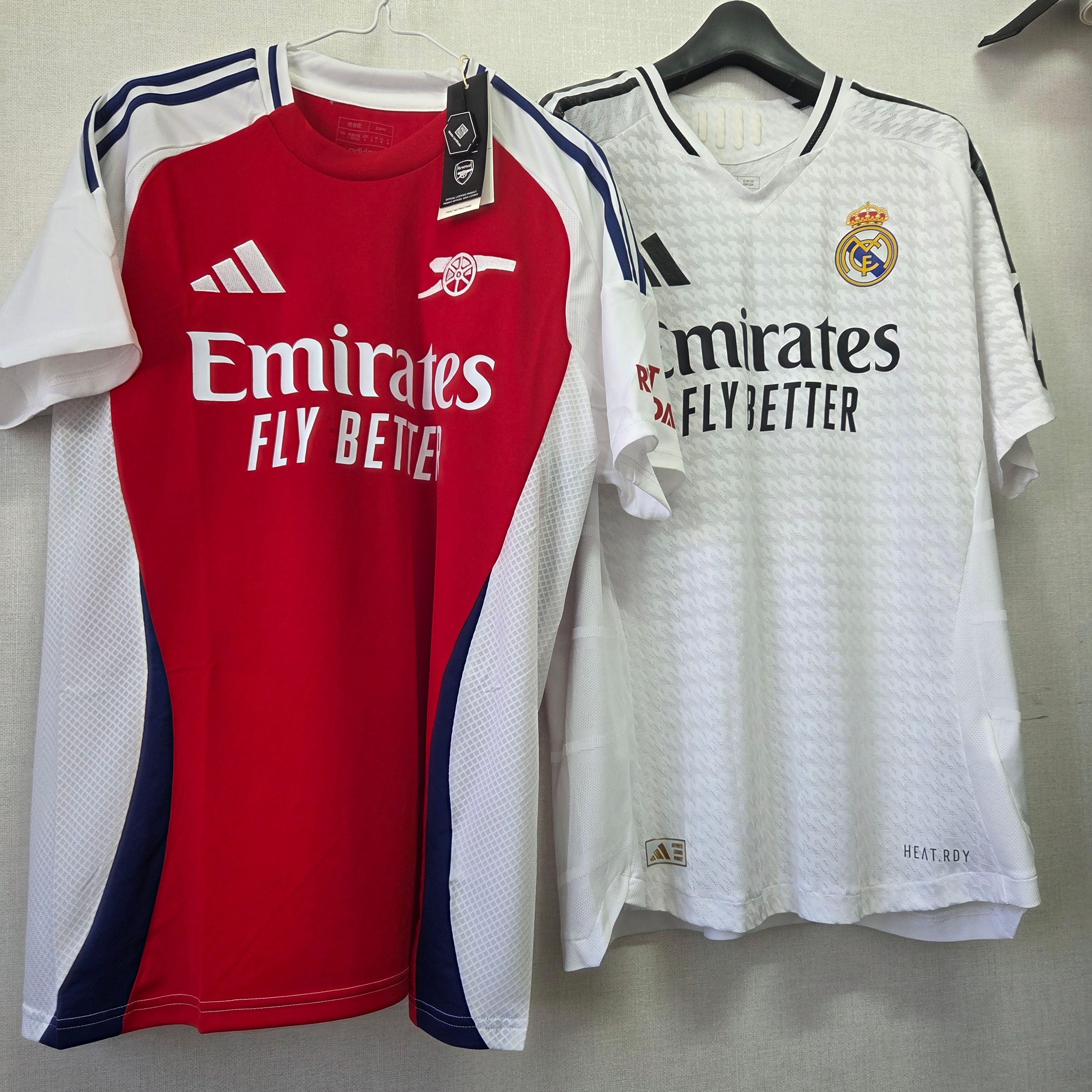Adidas Arsenal 2024/25 Home Jersey Better Scarlet White - KR Sizing (Non Marking Ver.), Adidas Real Madrid 2024/25 Home Authentic Jersey White - KR Sizing (Non Marking Ver.) 착용 스타일