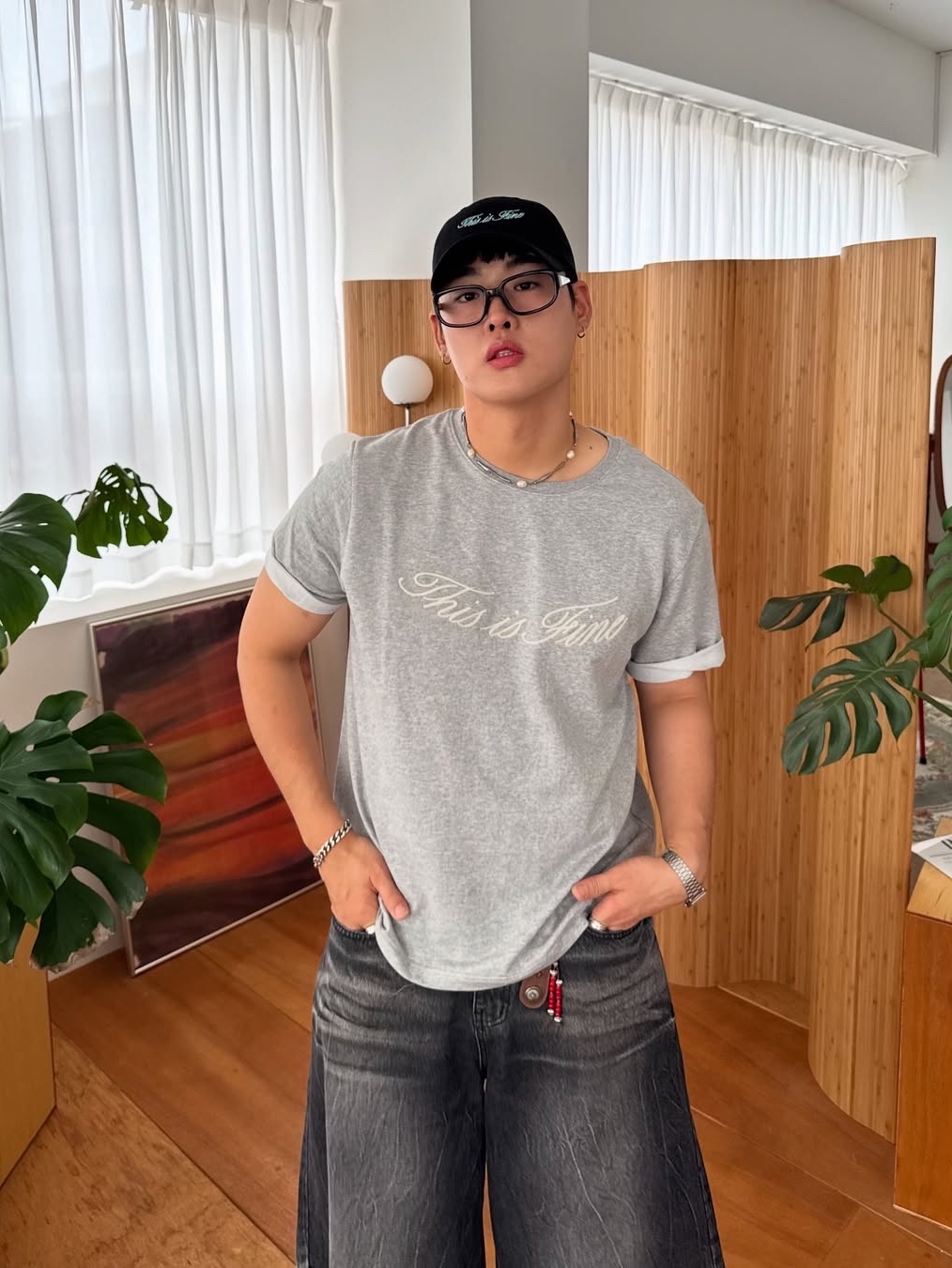 THIS IS FINE Oversized Signature Tee Sportif Gray, THIS IS FINE Signature Ball Cap Black 착용 스타일 - 2