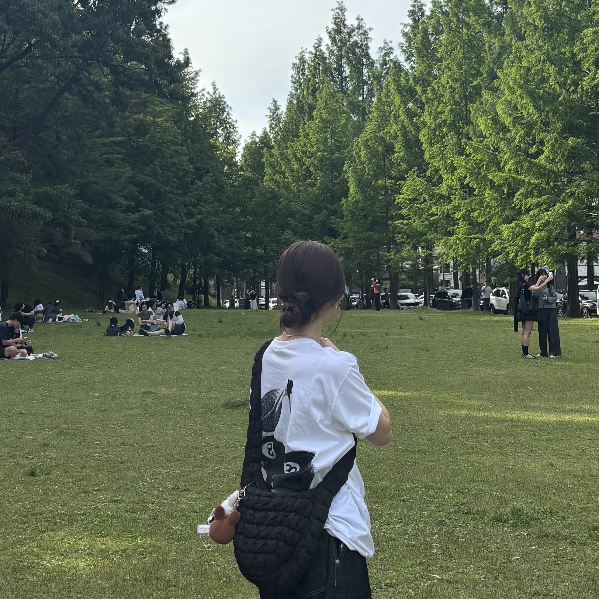 Stussy Cherries T-Shirt White, COS Quilted Messenger Bag Black 착용 스타일 - 2