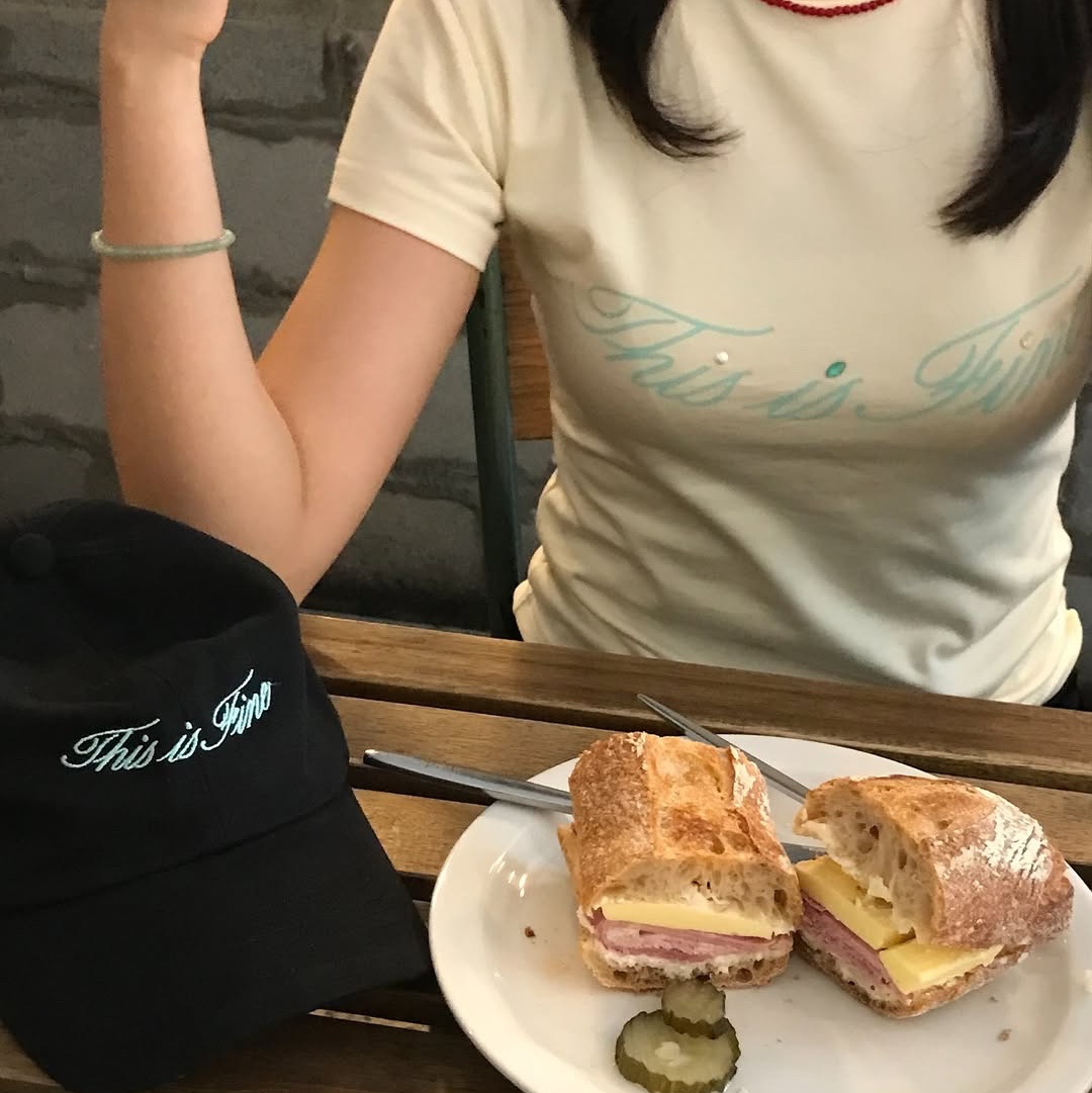 THIS IS FINE Cropped Signature Tee Cream, THIS IS FINE Signature Ball Cap Black 착용 스타일 - 5