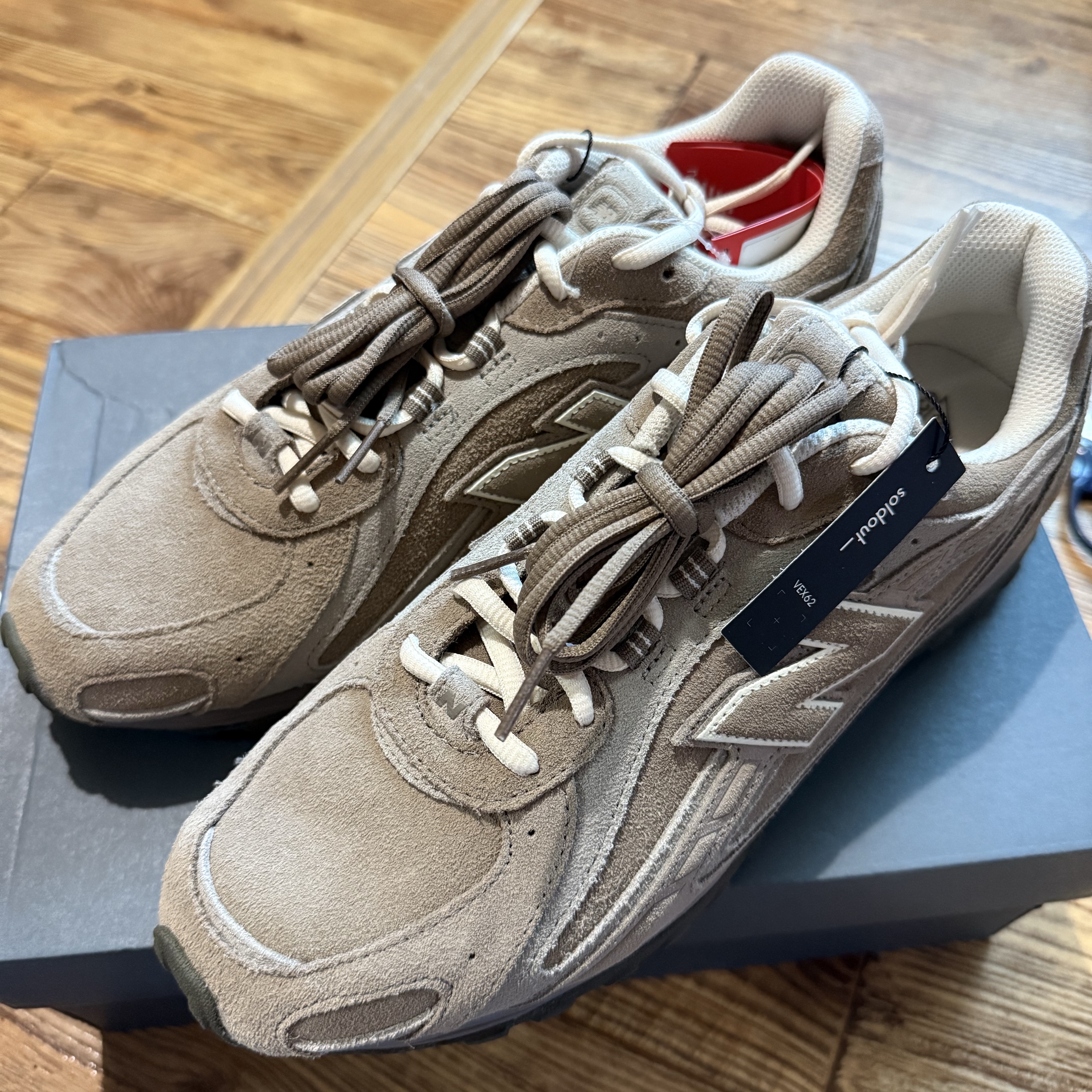 New Balance 204L Suede Mushroom Arid Stone 착용 스타일 - 1