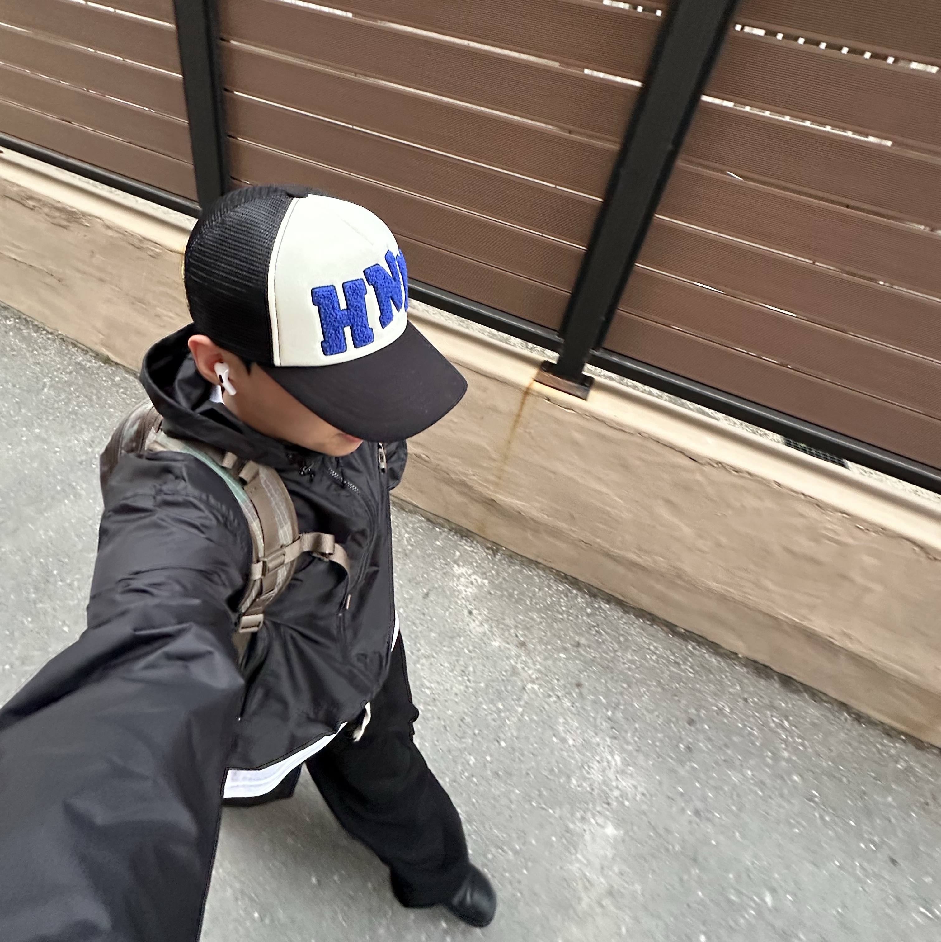 Honey Scoop House HNY Logo Trucker Cap Black 착용 스타일